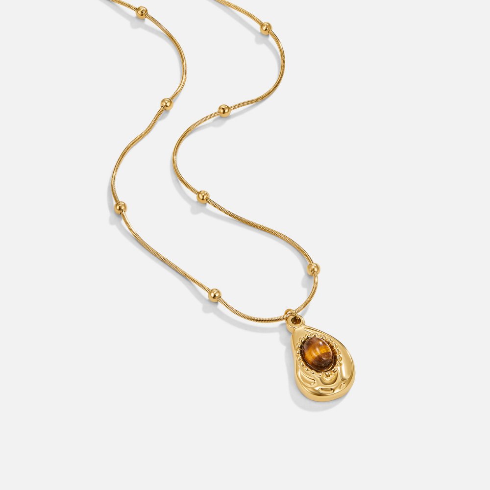 Leonie – Chain with round gold pendant.