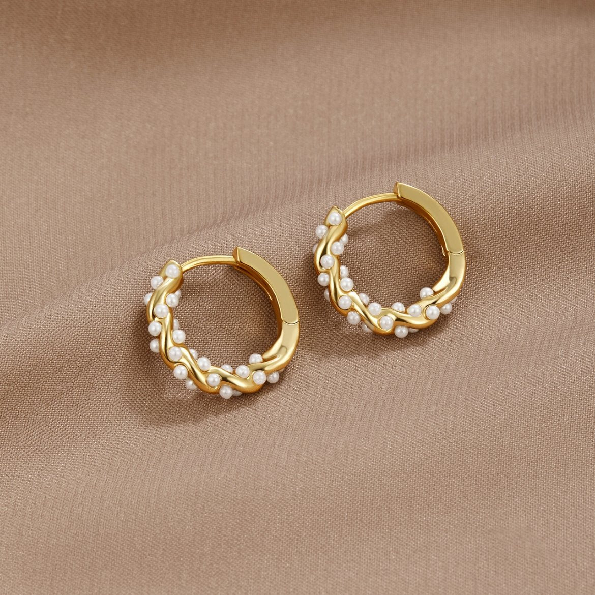 Viktorie-Lena – Gold earrings with a delicate texture.