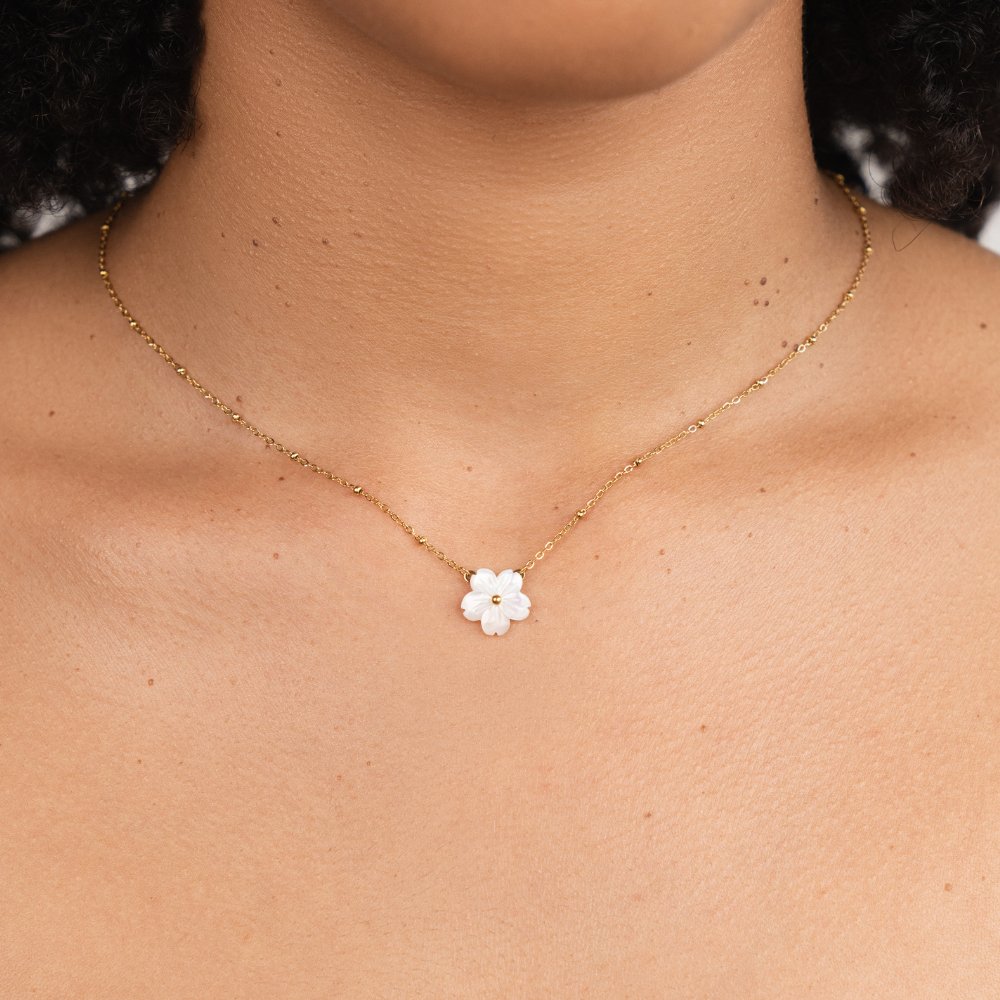 Alena – Gold necklace with flower-shaped pendant.