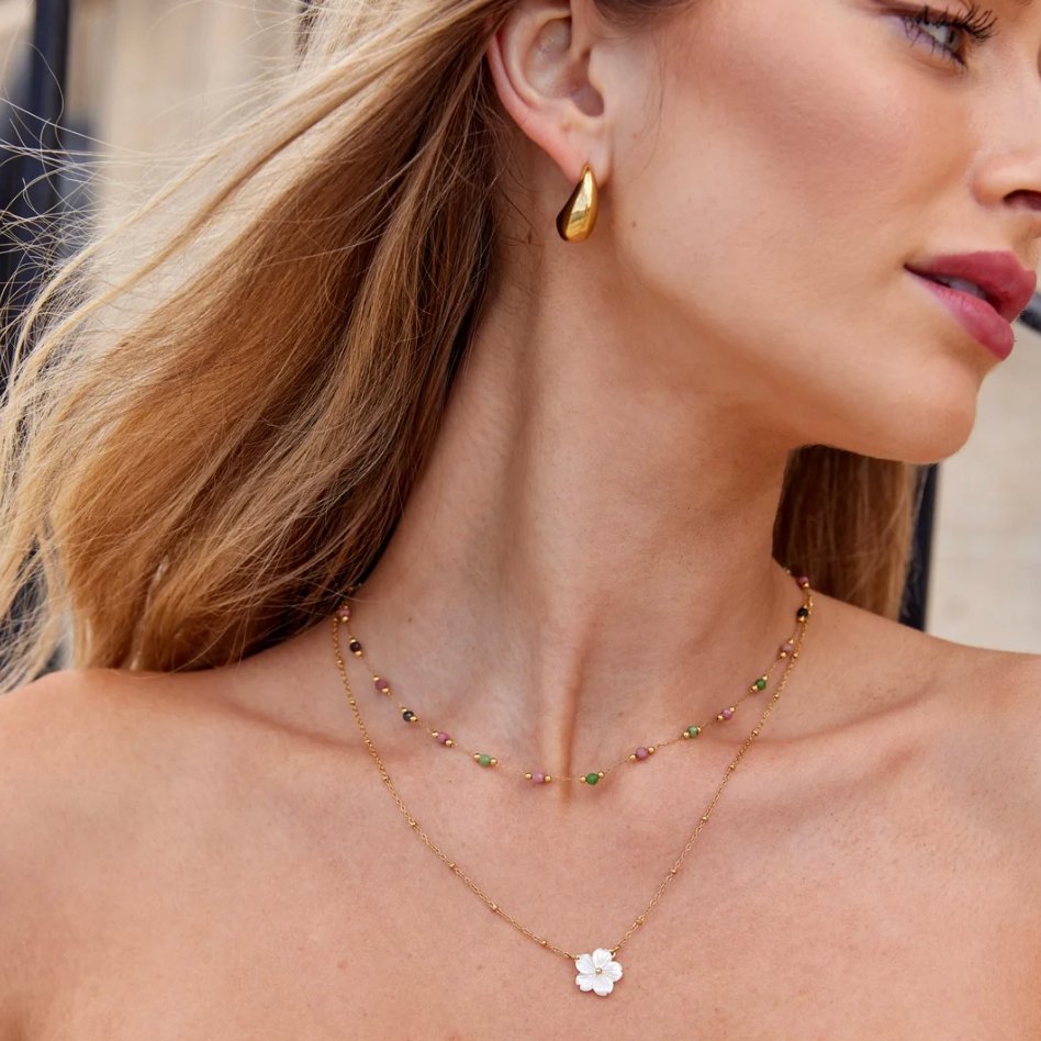 Alena – Gold necklace with flower-shaped pendant.