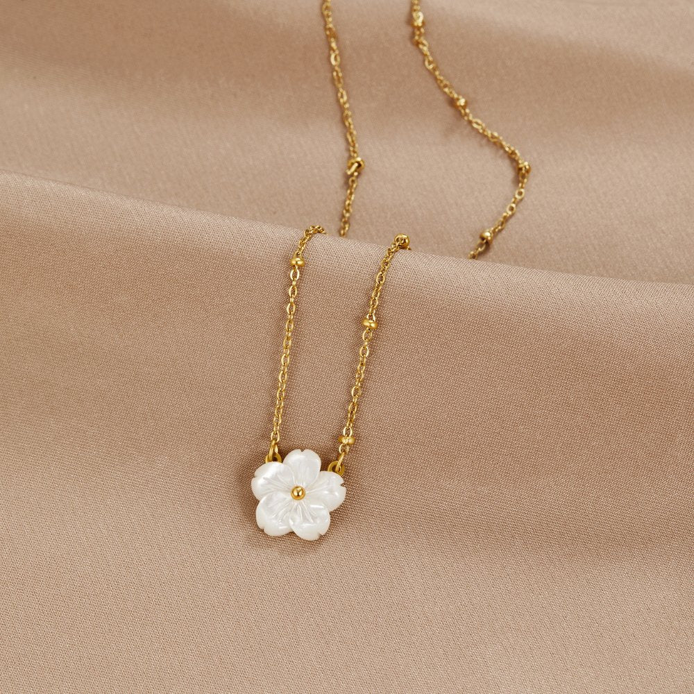 Alena – Gold necklace with flower-shaped pendant.