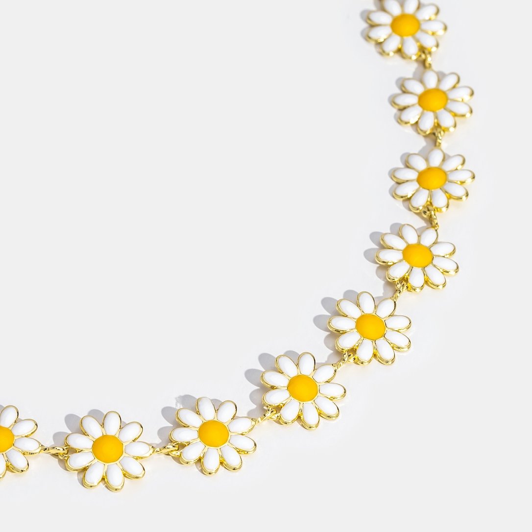 Alena – Discreet chain with small pendants.