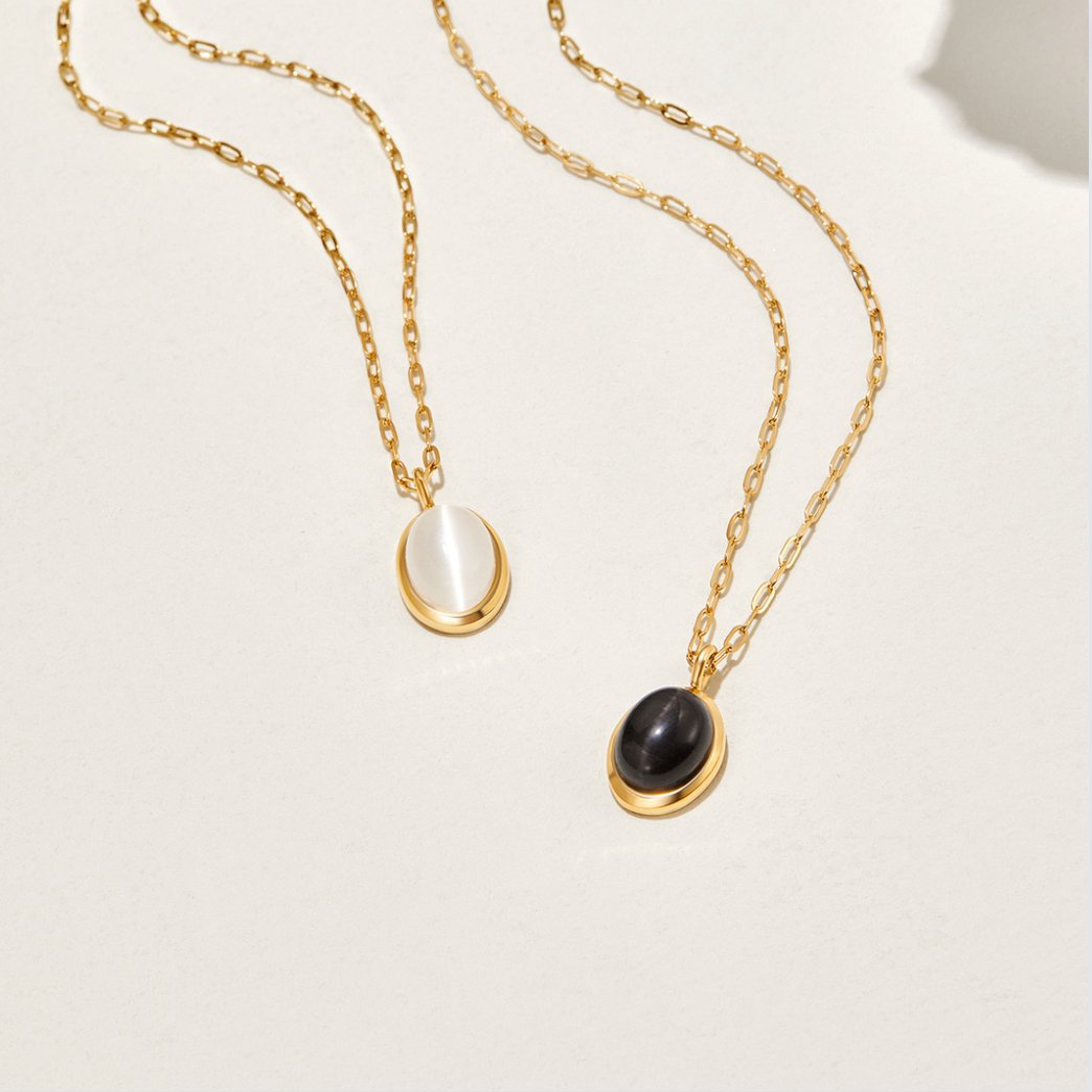 Veronika – Double gold necklace with black details.