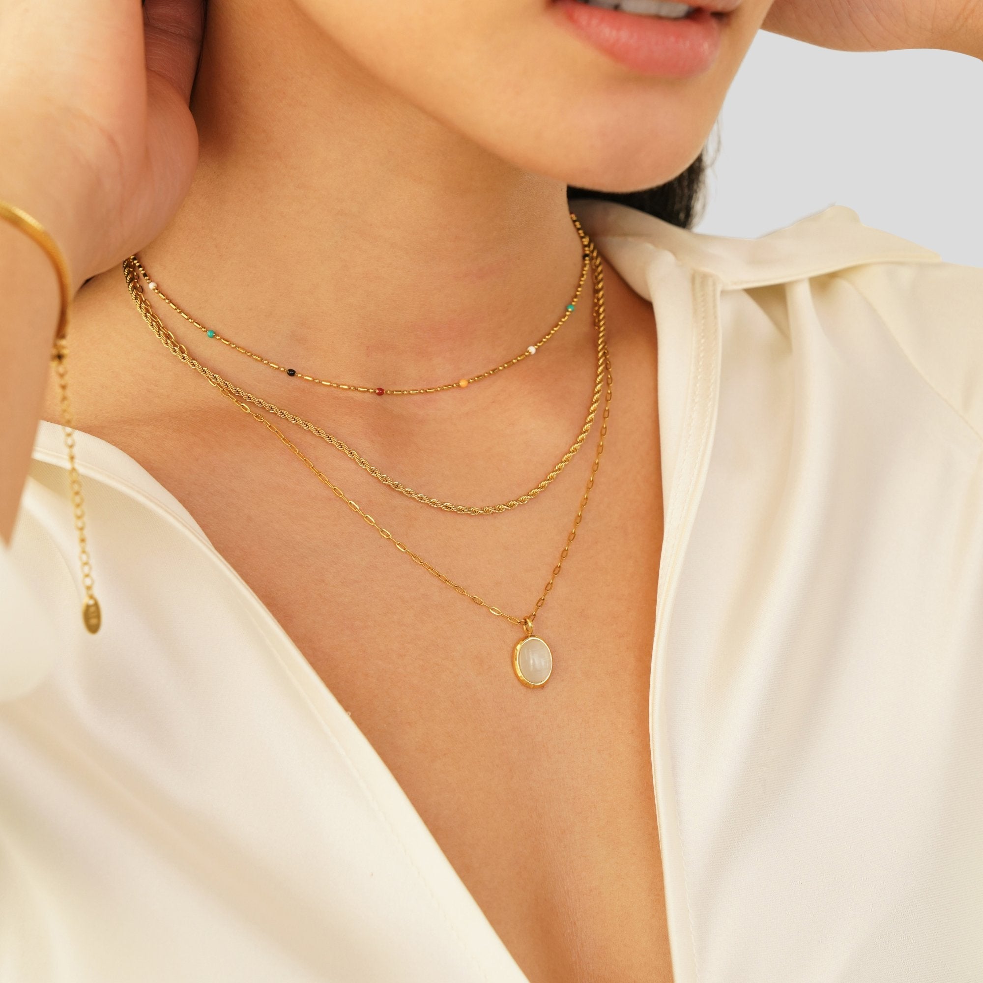 Veronika – Double gold necklace with black details.