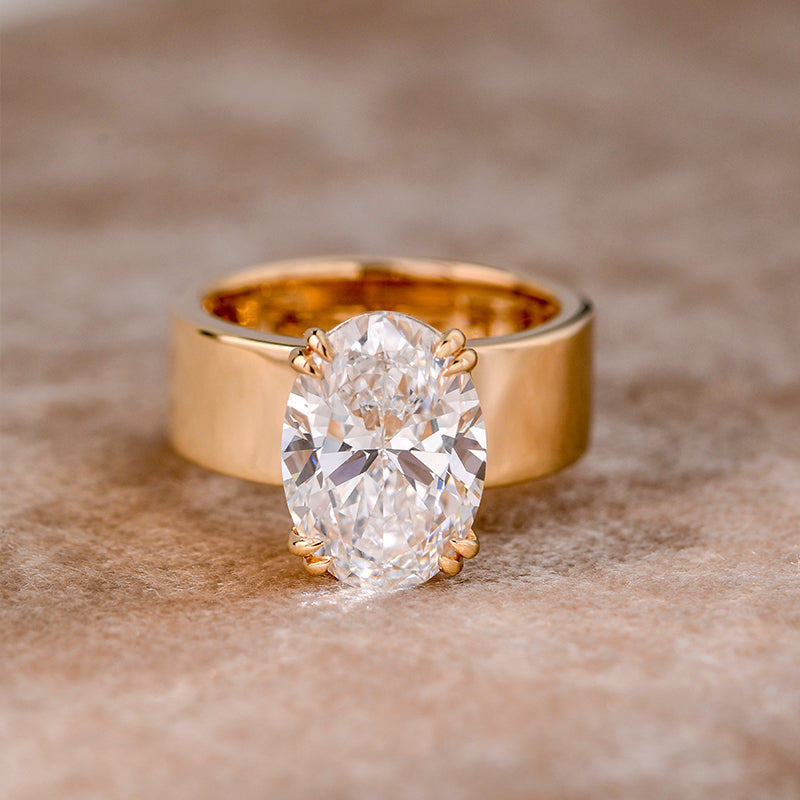 Lara – Solitaire ring with round stone in gold.