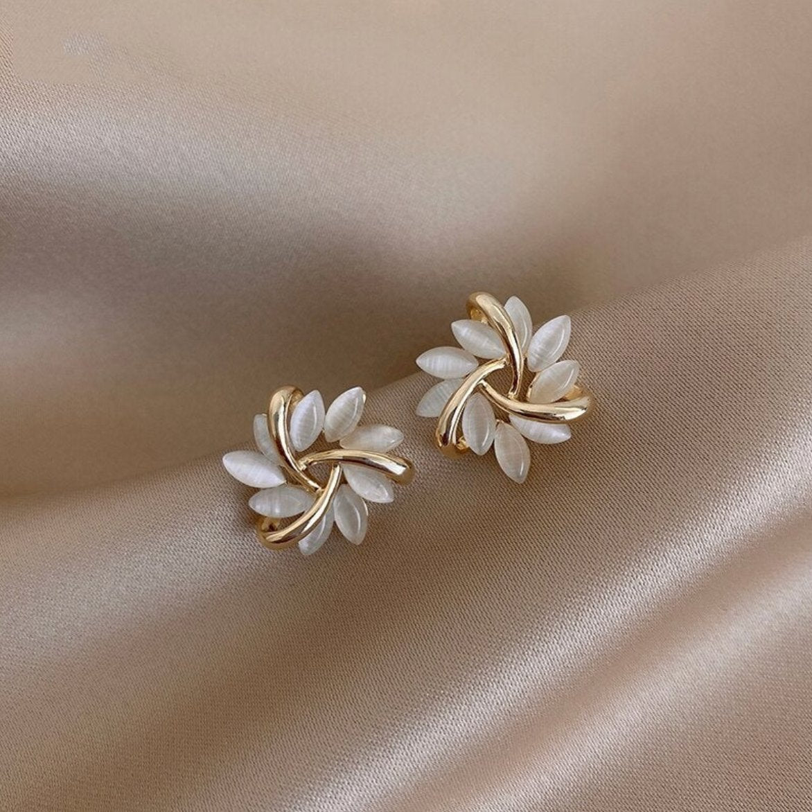 Karolína – Gold earrings with geometric mix.