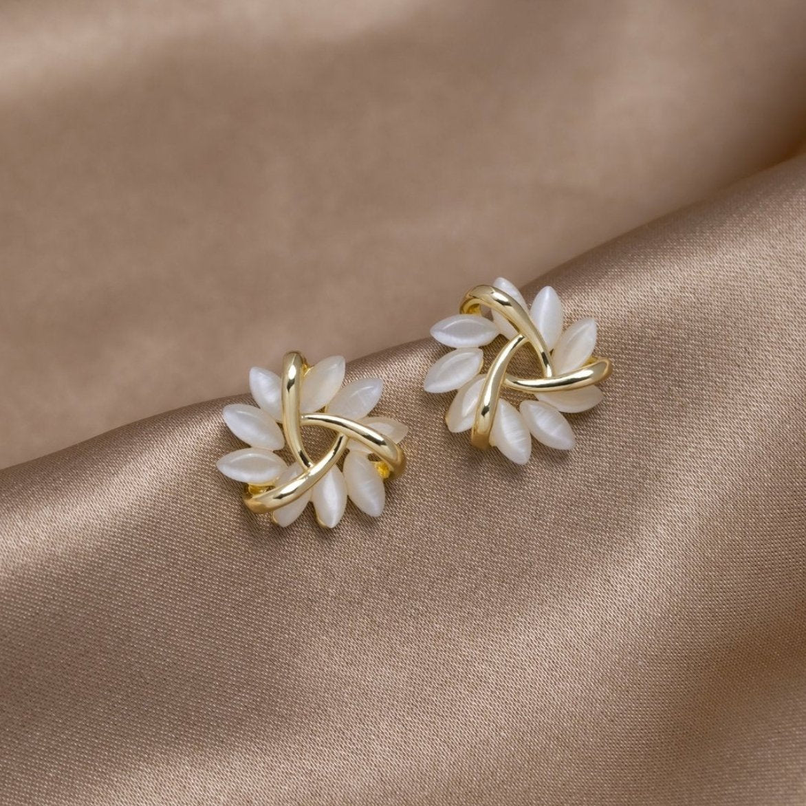 Karolína – Gold earrings with geometric mix.
