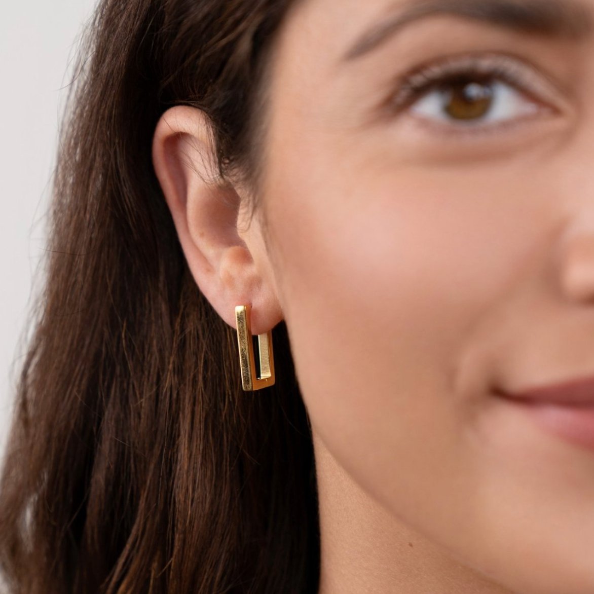 Karolína – Gold earrings with geometric mix.