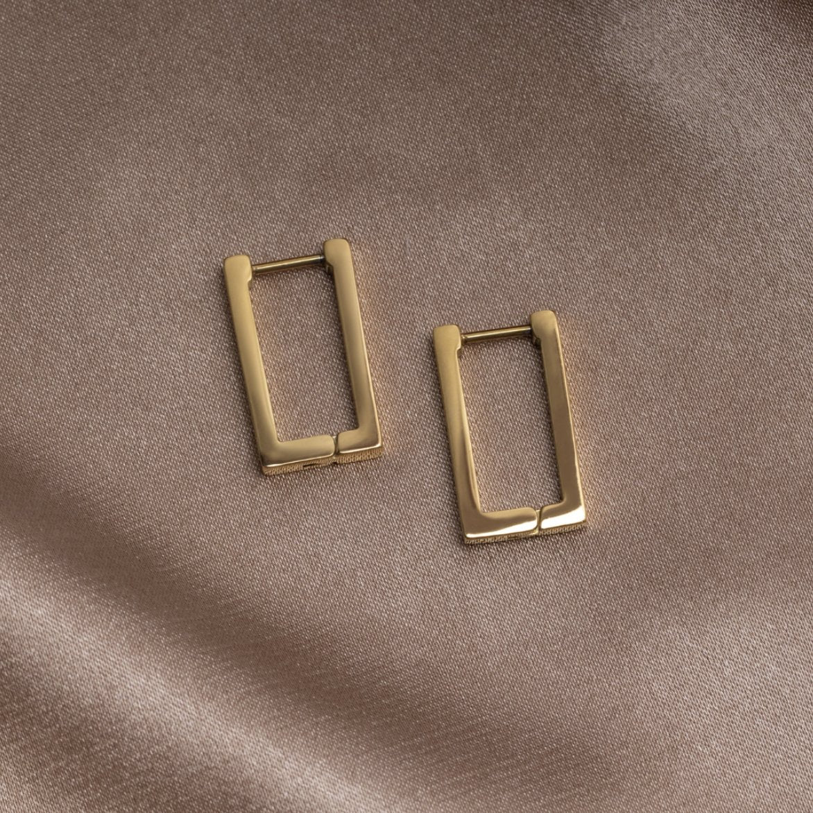 Karolína – Gold earrings with geometric mix.