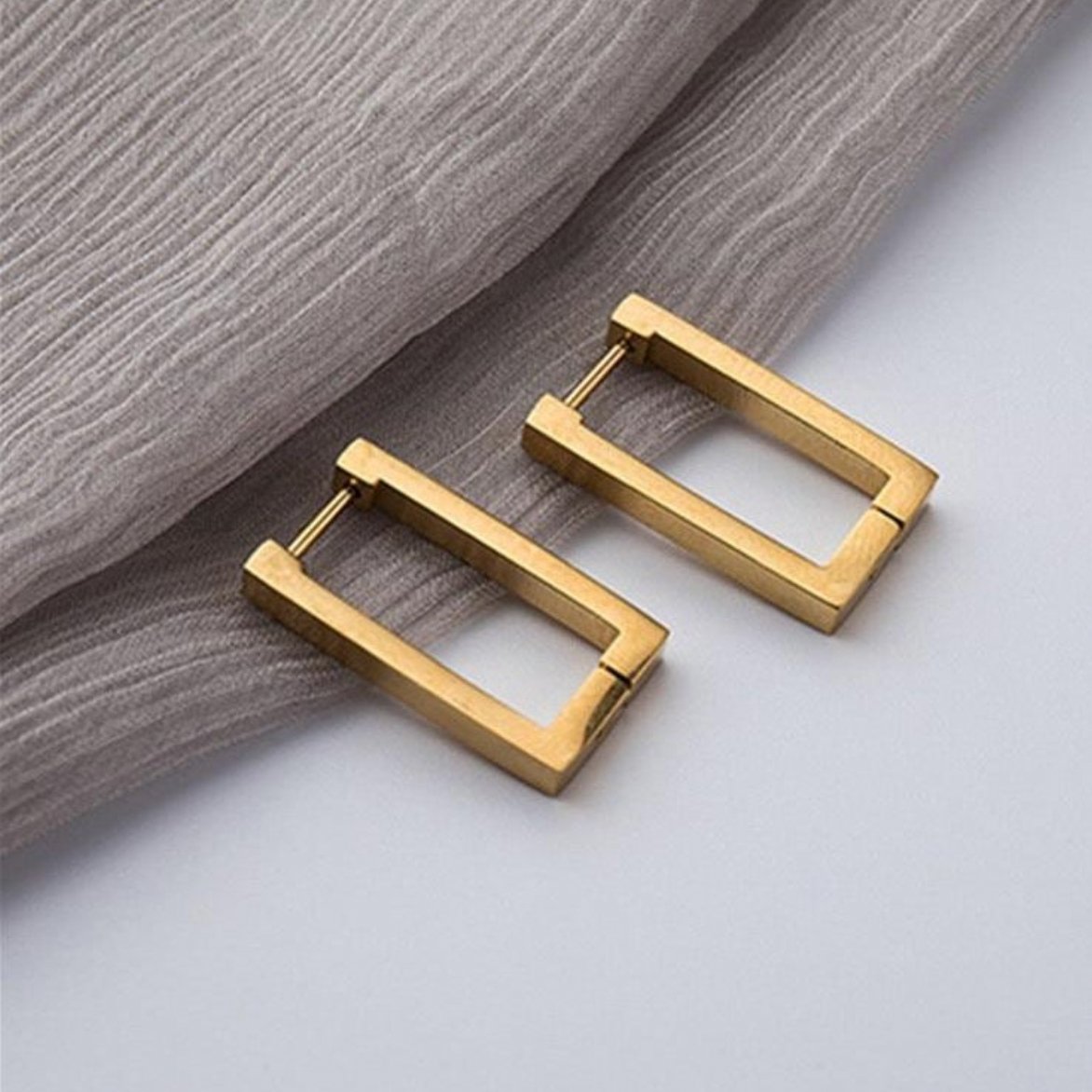 Karolína – Gold earrings with geometric mix.