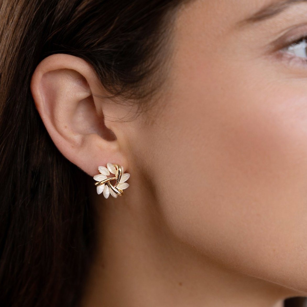 Karolína – Gold earrings with geometric mix.
