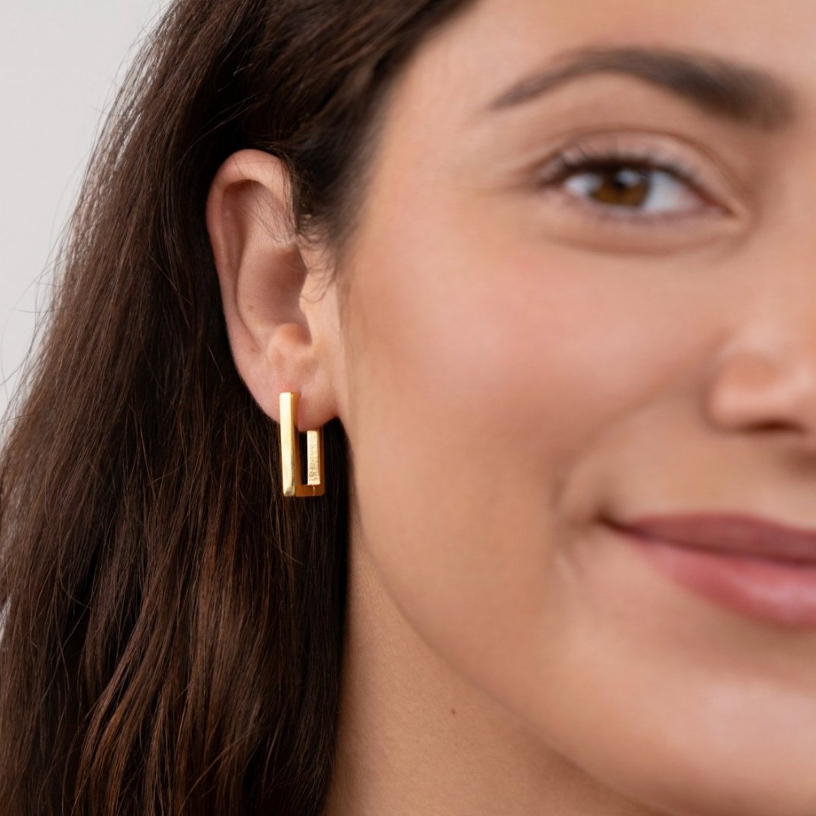Karolína – Gold earrings with geometric mix.