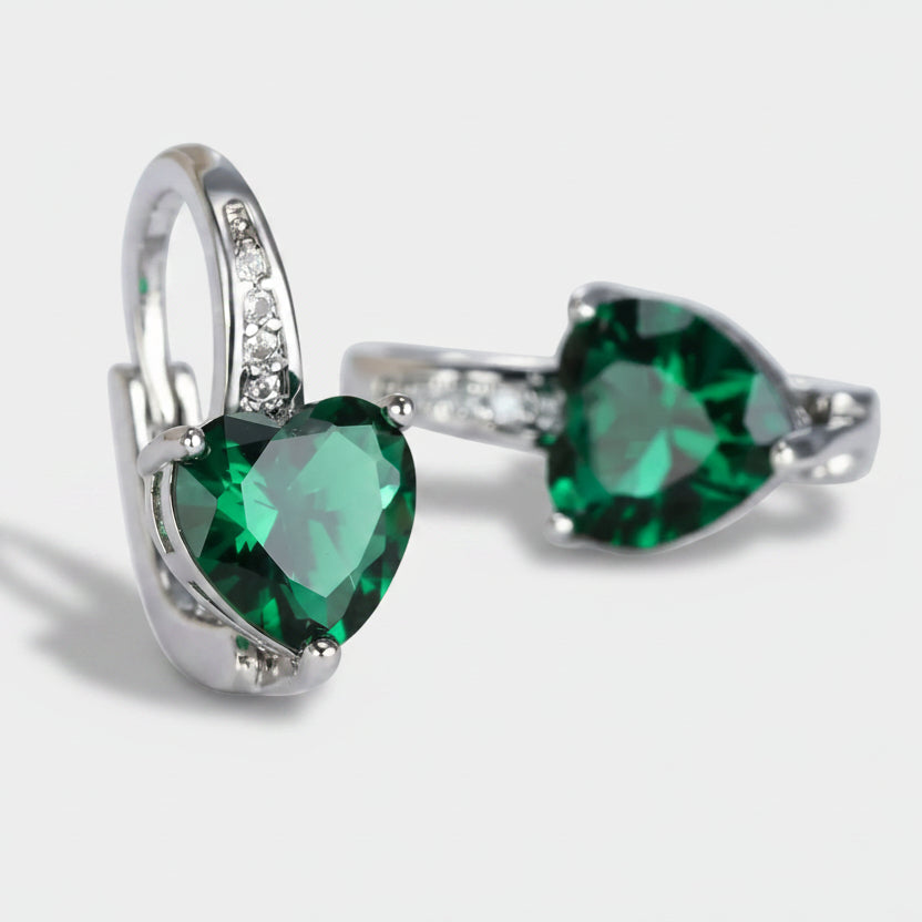 Johana – Ring with two emeralds in a silver setting.