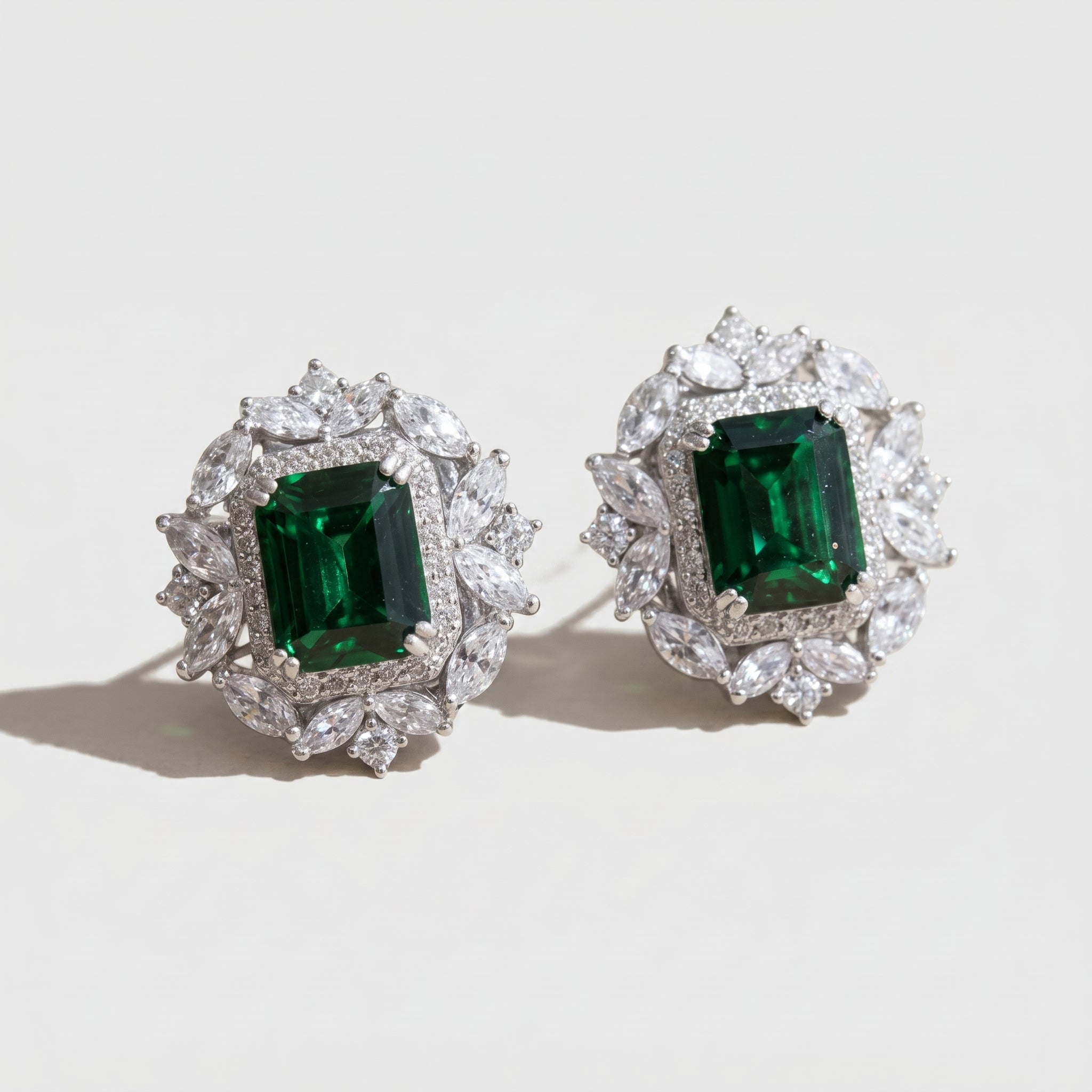 Lívia – Emerald earrings with polished setting.