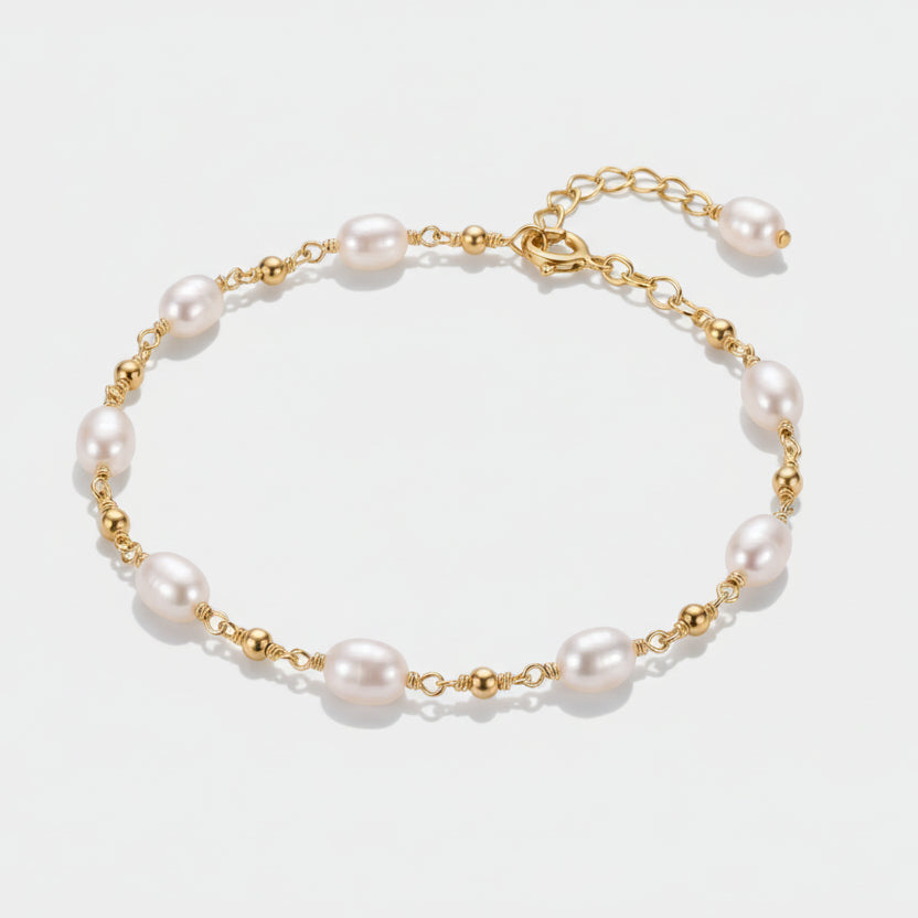 Pavla – Fine pearl bracelet with gold clasp.
