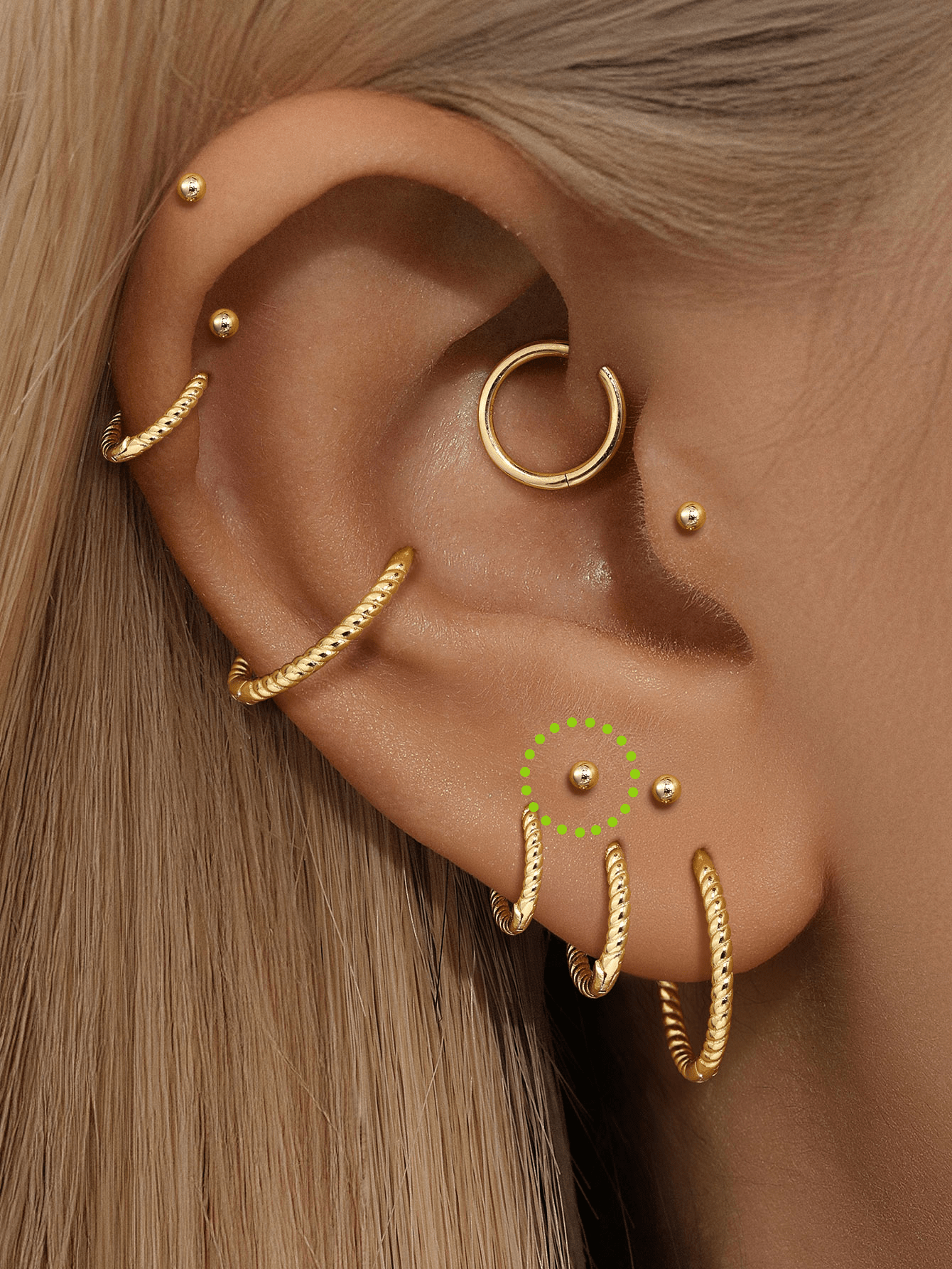Isabela – Gold earrings with a delicate and fluid shape.