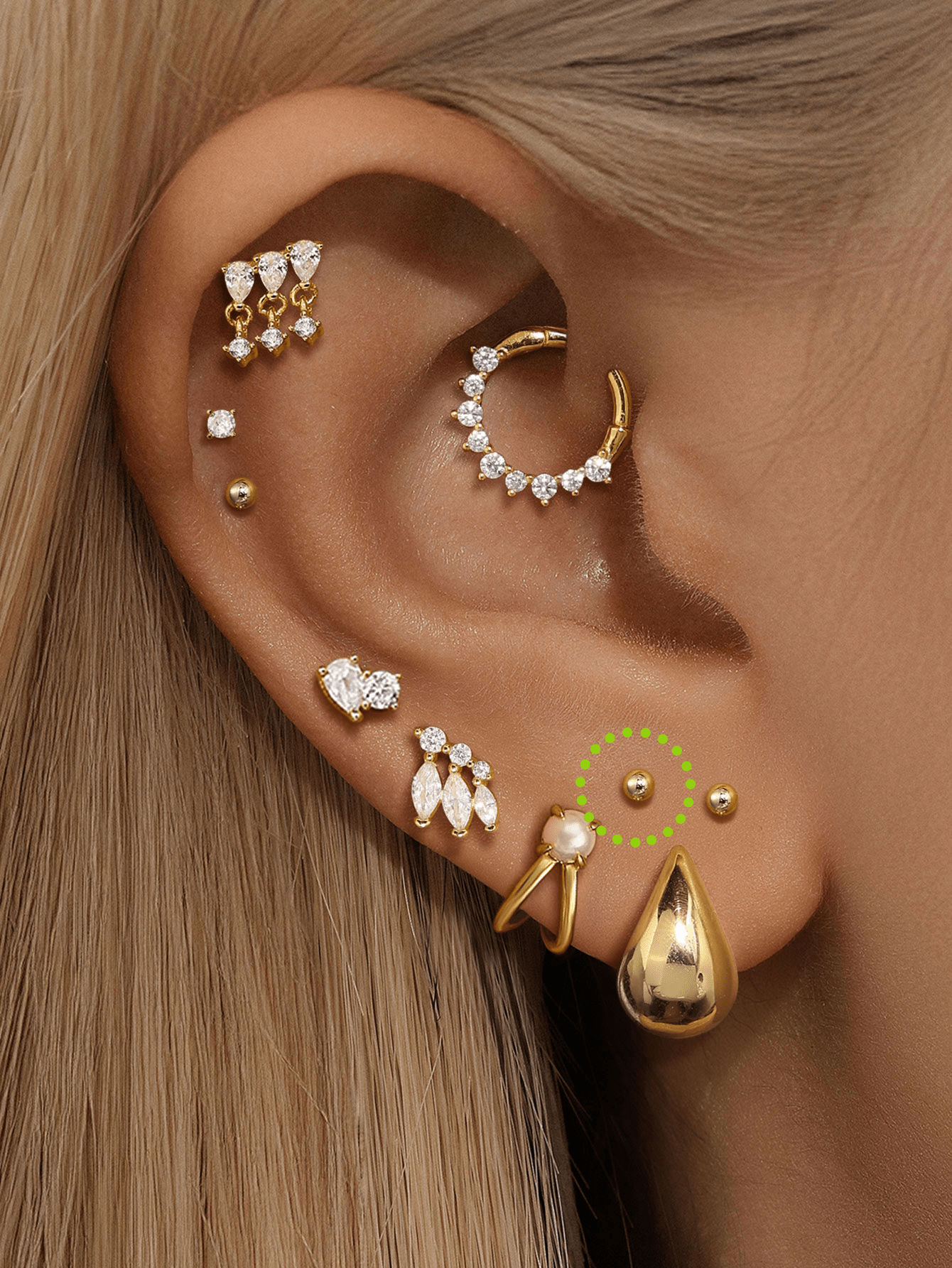 Isabela – Gold earrings with a delicate and fluid shape.