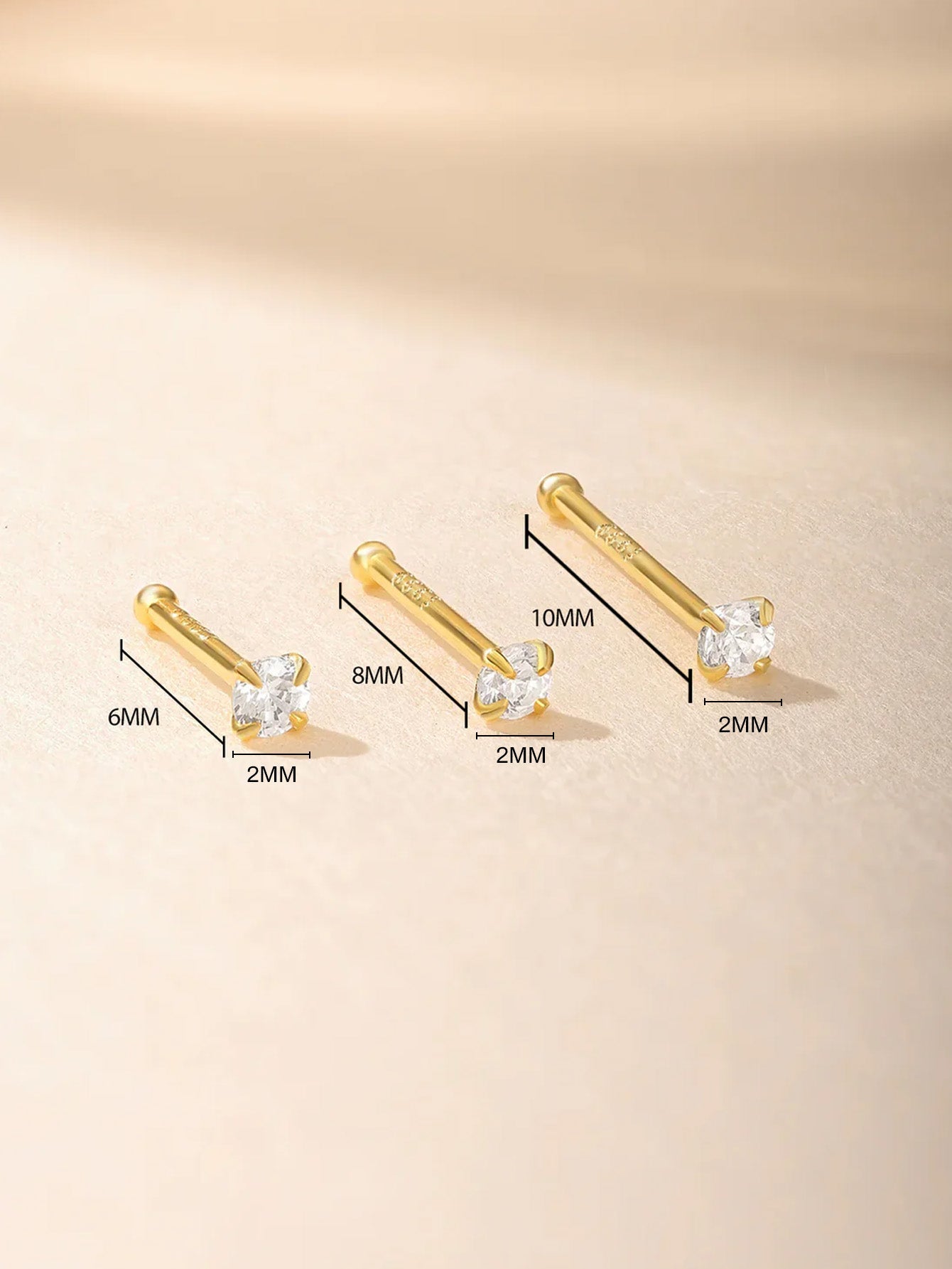 Isabela – Gold earrings with a delicate and fluid shape.