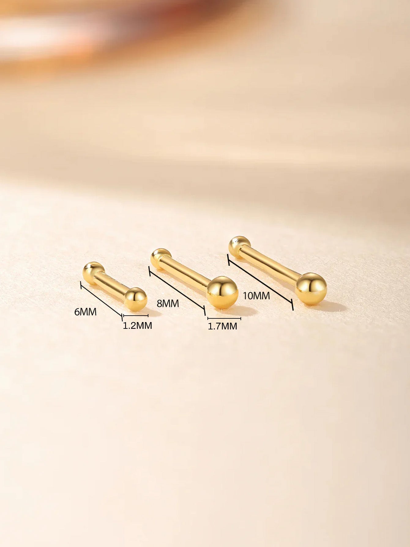 Isabela – Gold earrings with a delicate and fluid shape.