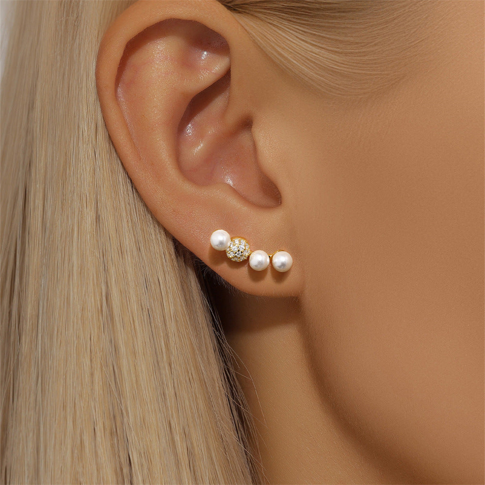 Viktorie – Delicate gold earrings with a delicate shine.