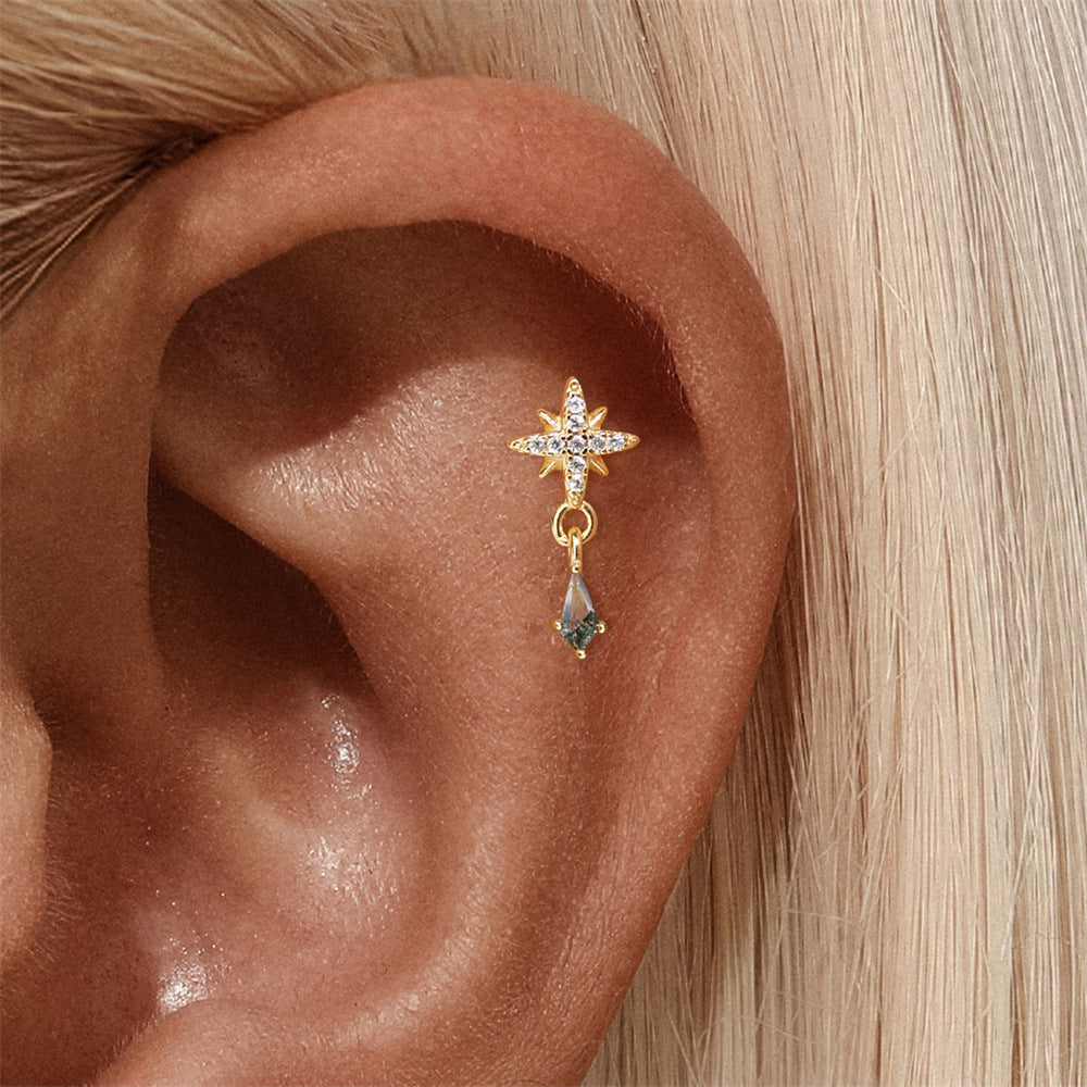 Johana – Gold earrings with a delicate silhouette.