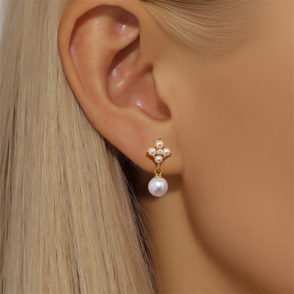 Viktorie – Delicate gold earrings with a delicate shine.