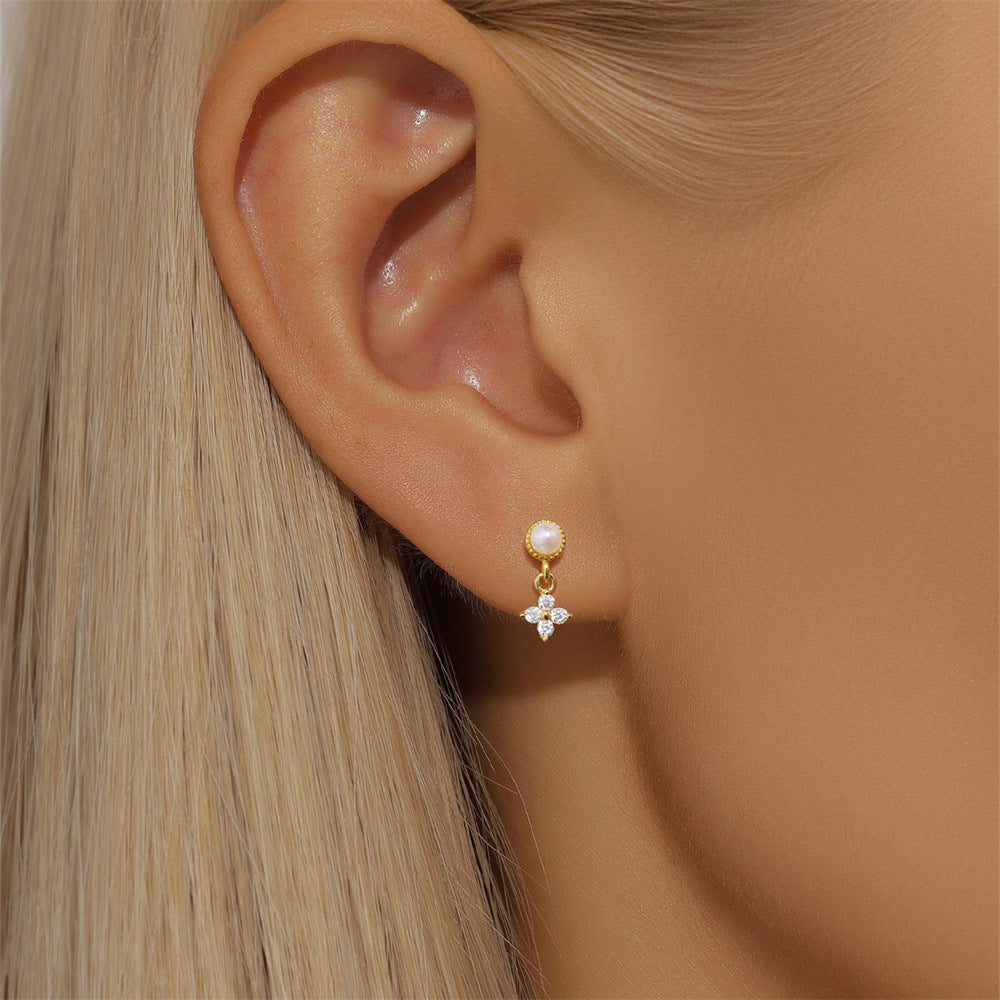 Viktorie – Delicate gold earrings with a delicate shine.