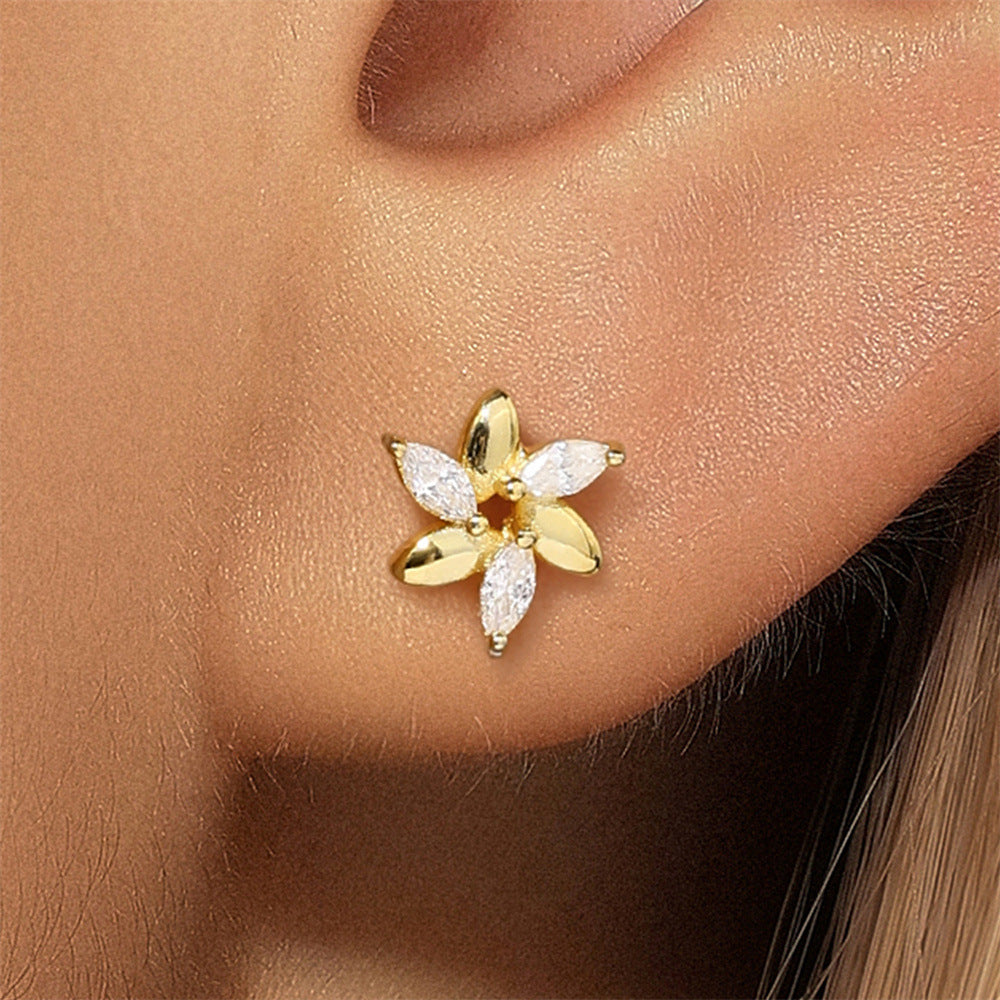 Viktorie – Delicate gold earrings with a delicate shine.