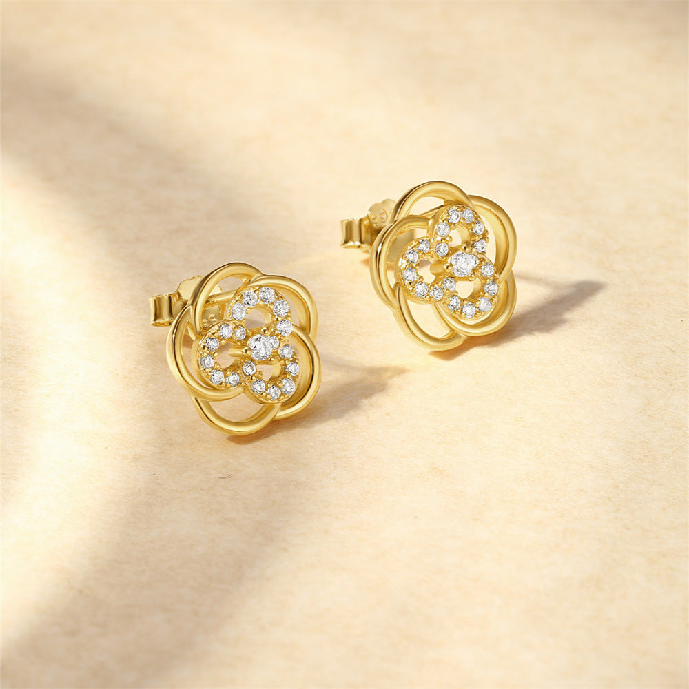 Viktorie – Delicate gold earrings with a delicate shine.