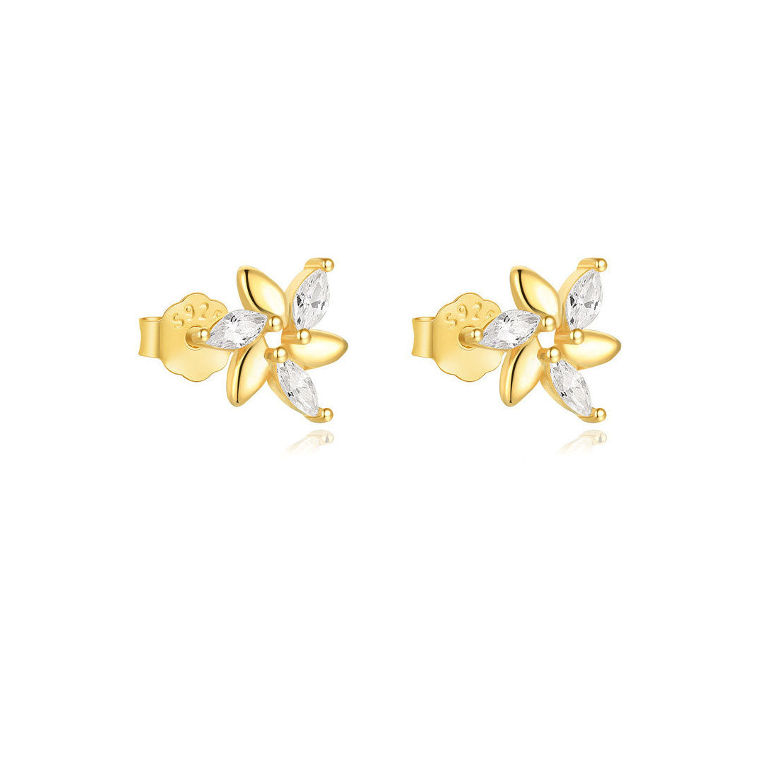 Viktorie – Delicate gold earrings with a delicate shine.