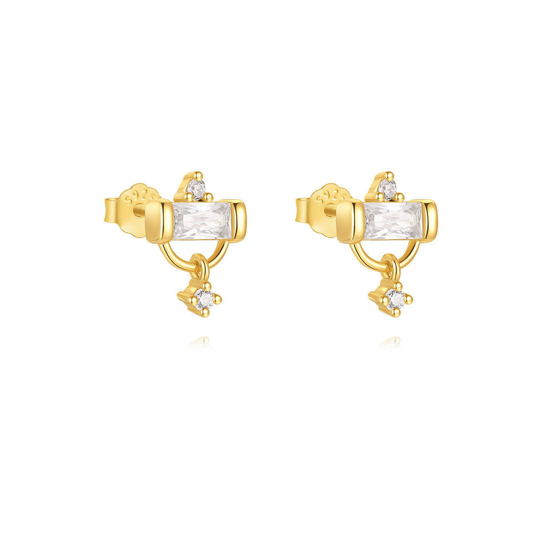 Viktorie – Delicate gold earrings with a delicate shine.