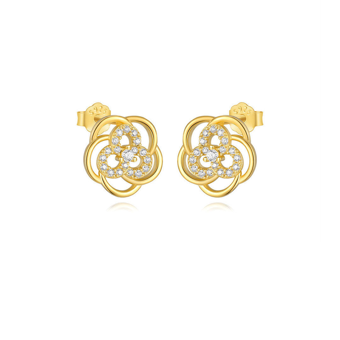 Viktorie – Delicate gold earrings with a delicate shine.