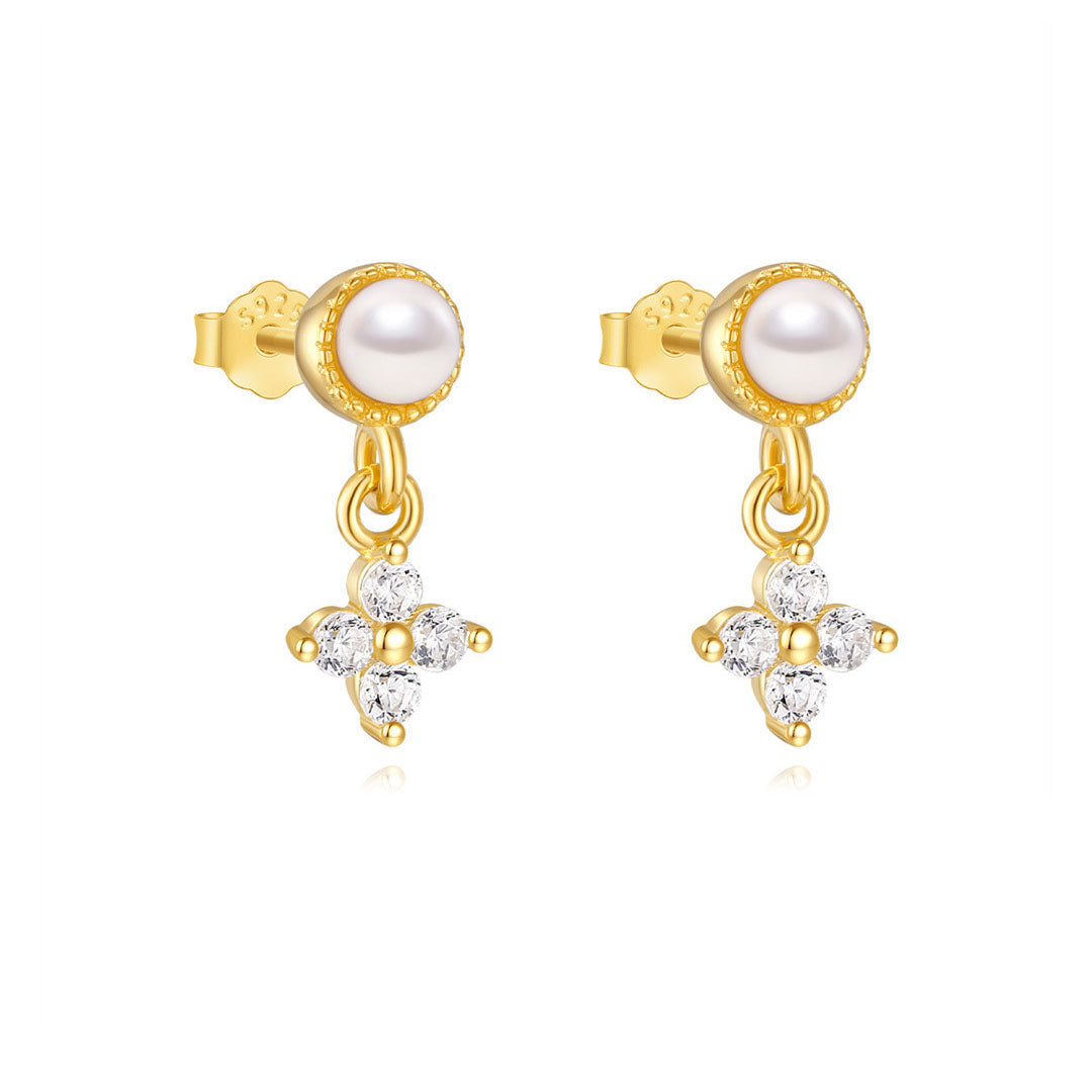 Viktorie – Delicate gold earrings with a delicate shine.