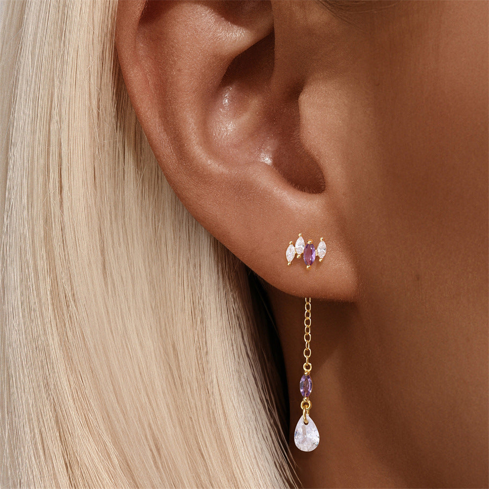 Johana – Gold earrings with a delicate silhouette.