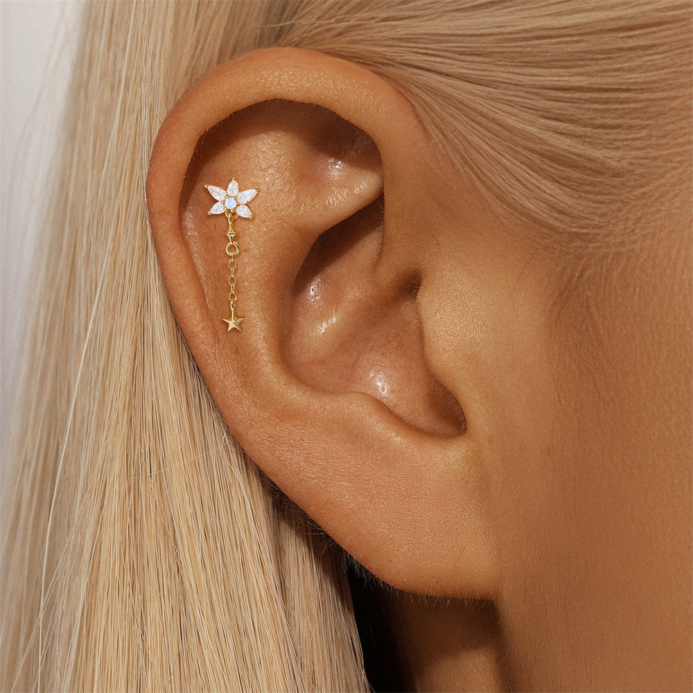 Johana – Gold earrings with a delicate silhouette.
