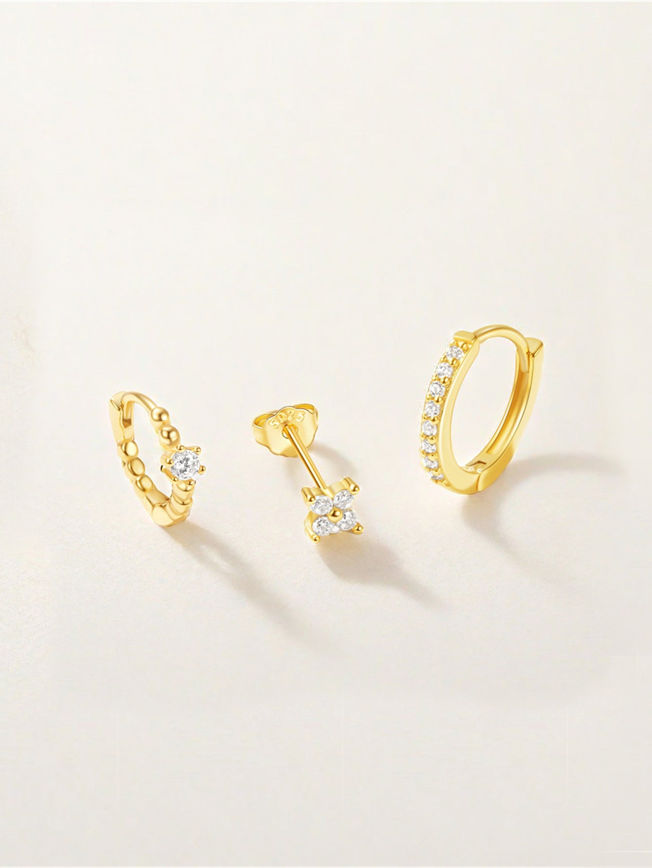 Luisa – Gold earrings with a feminine structure.