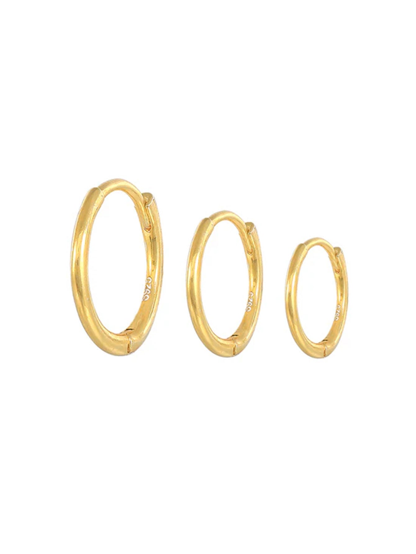 Emilie – Delicate gold earrings with a soft shine.