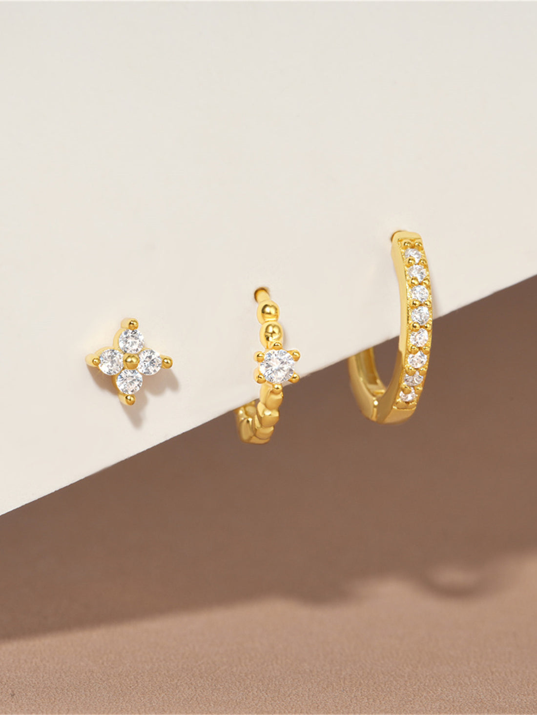 Luisa – Gold earrings with a feminine structure.