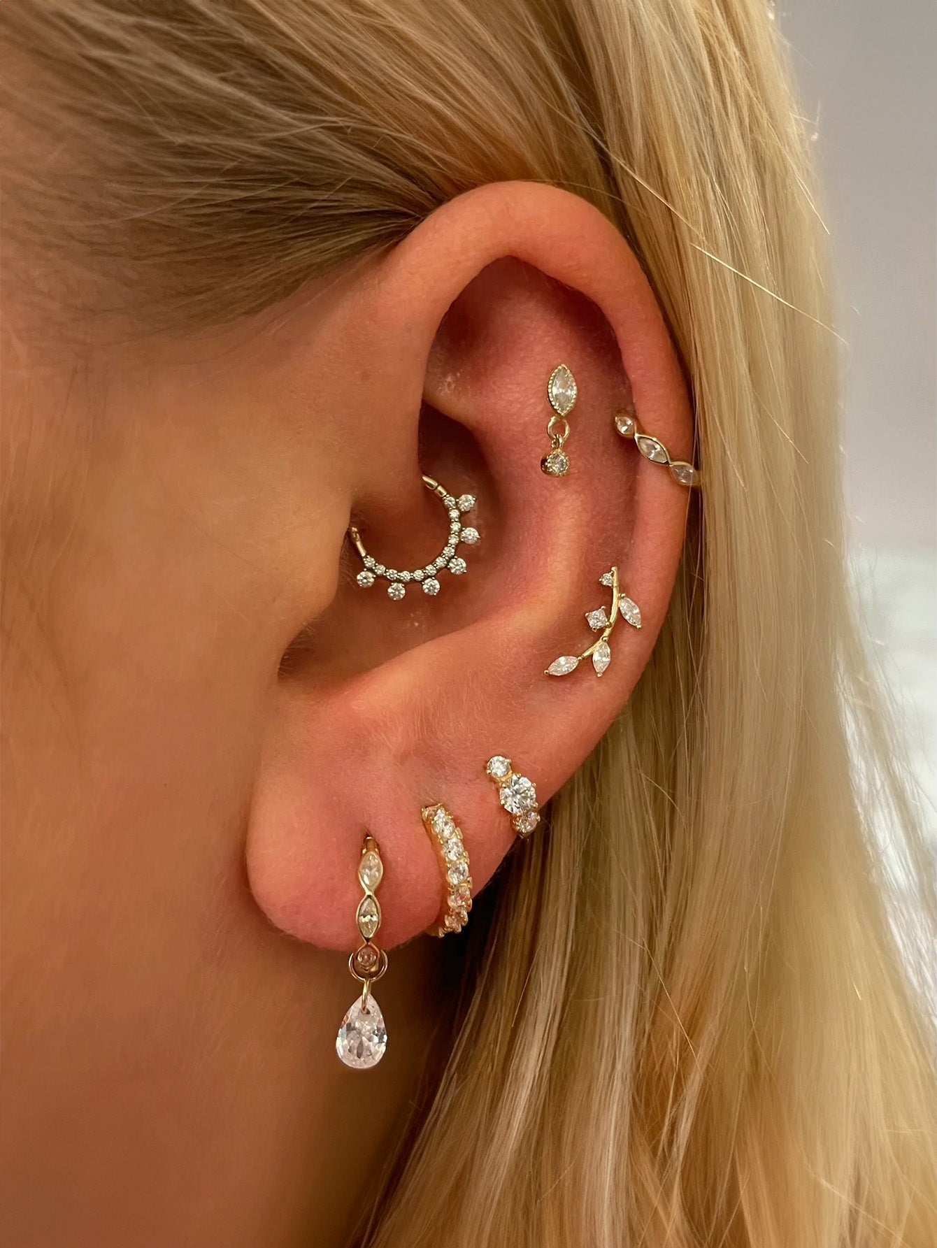 Frieda – Delicate gold earrings with a playful touch.
