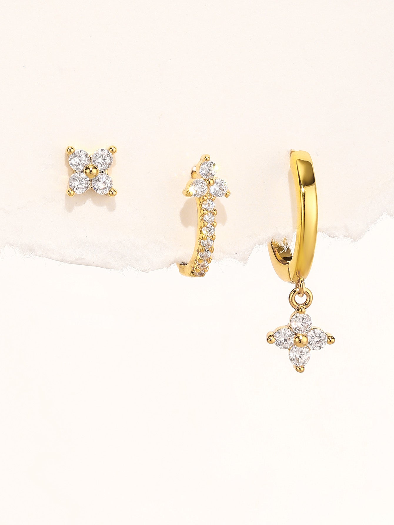 Bianka – Delicate gold earrings with light reflections.