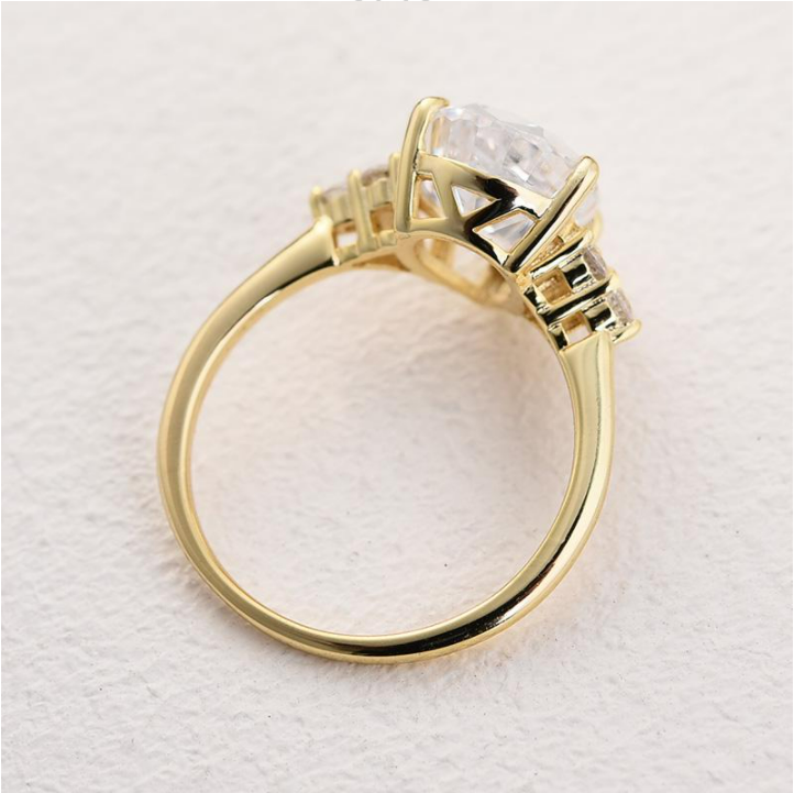 Clarissa – Pear Cut Diamond Ring in Gold.
