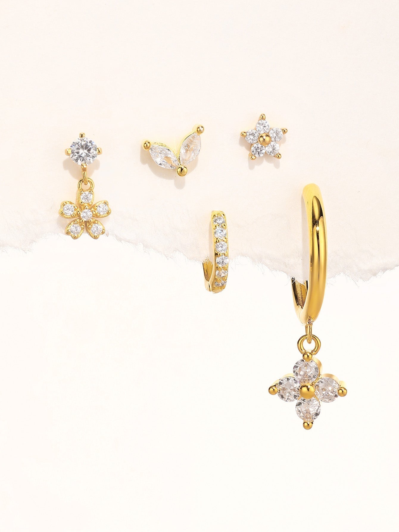 Nora – Delicate gold earrings with a clear shape.