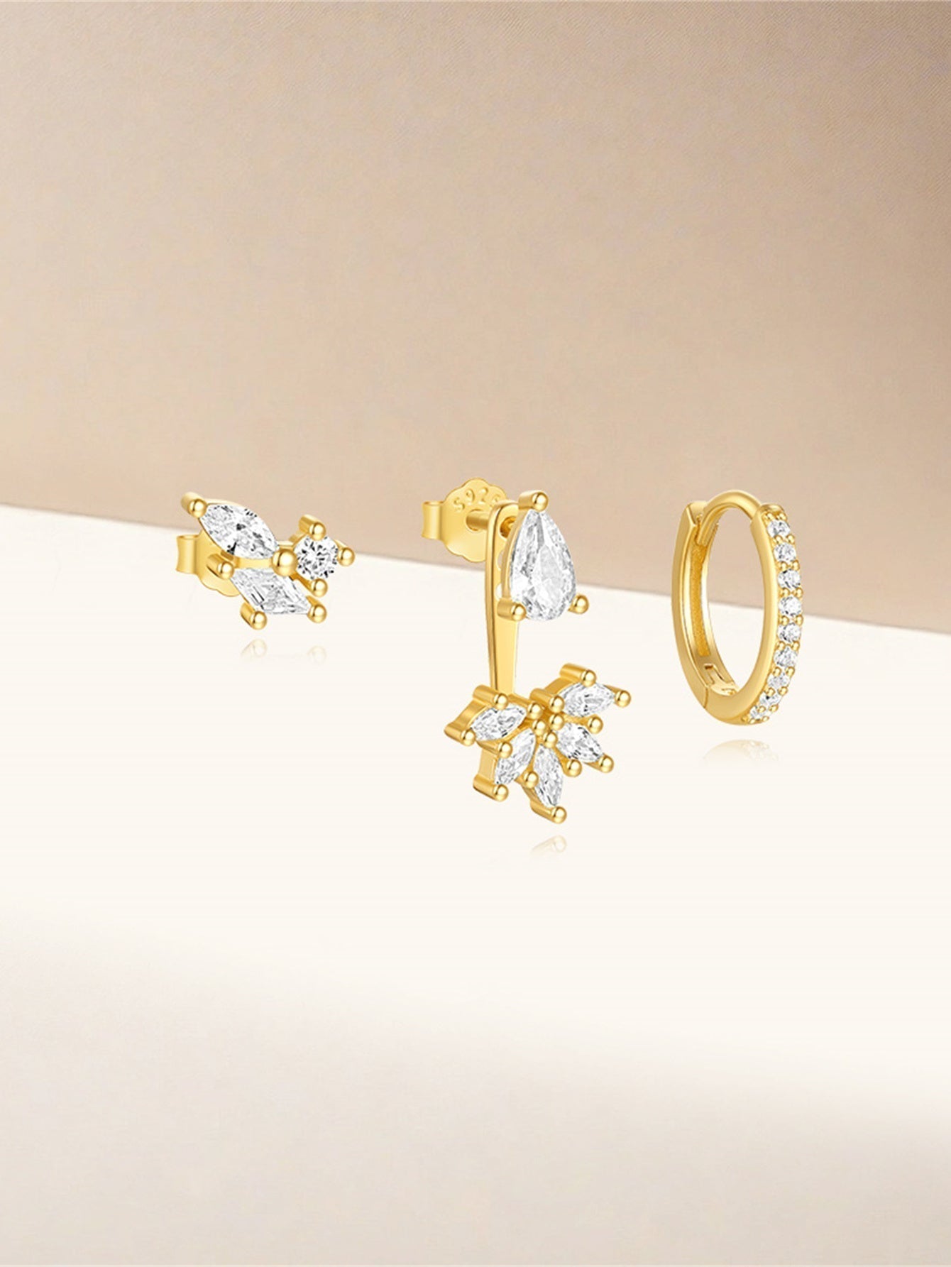 Magda – Delicate gold earrings with a soft sheen.