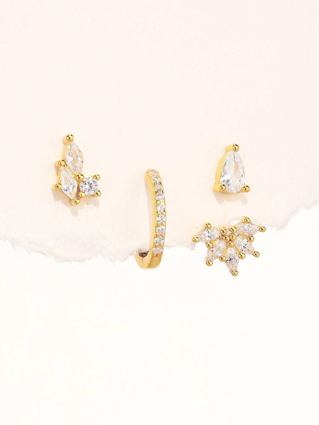 Magda – Delicate gold earrings with a soft sheen.