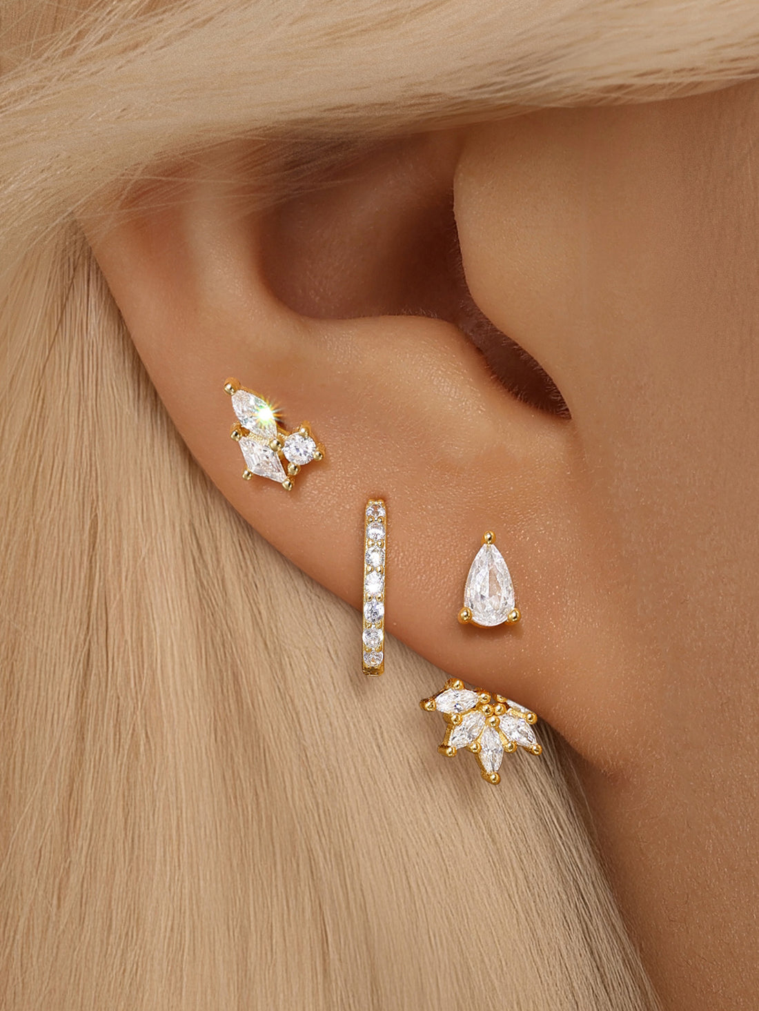 Magda – Delicate gold earrings with a soft sheen.