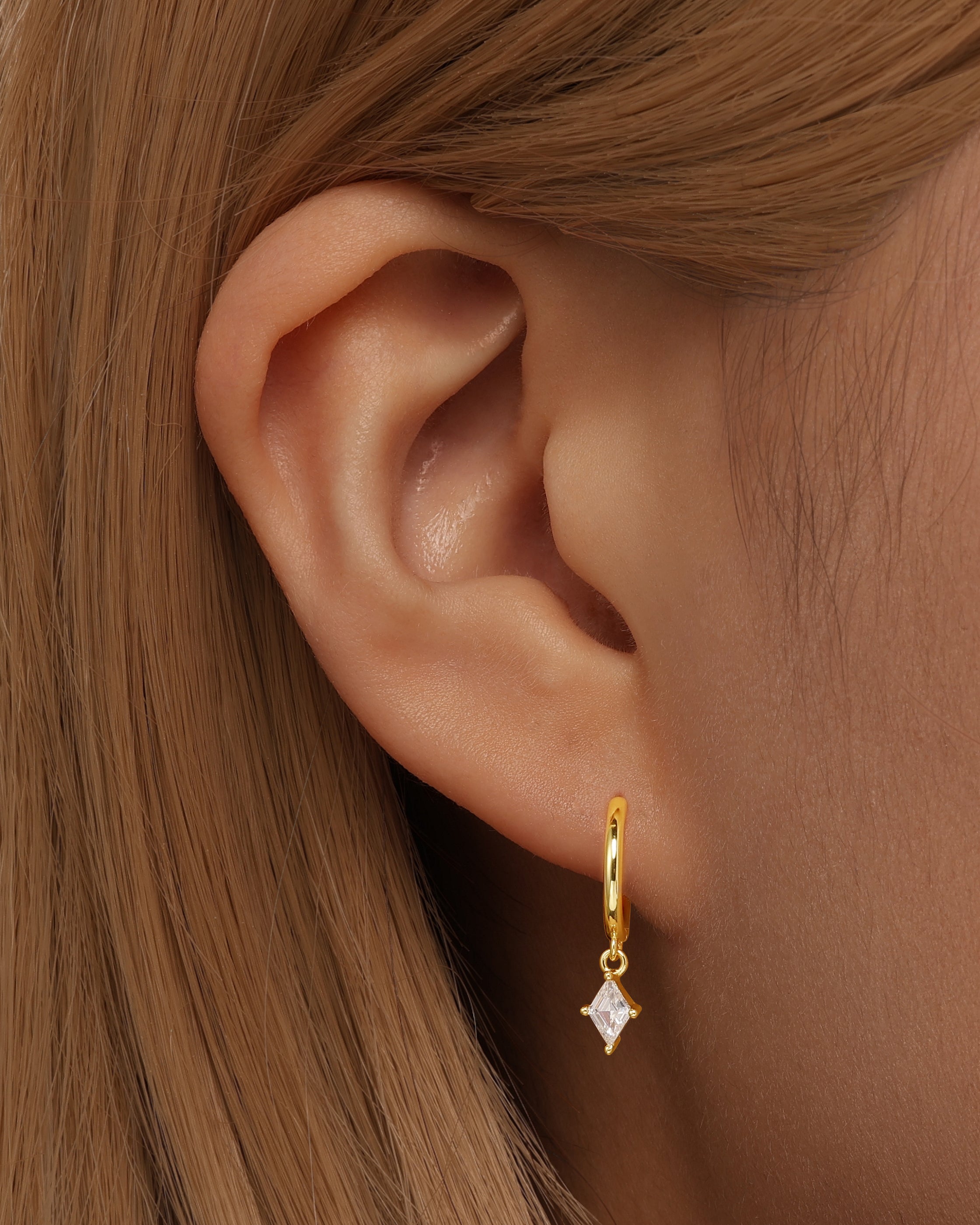 Veronika – Delicate gold earrings with glitter.