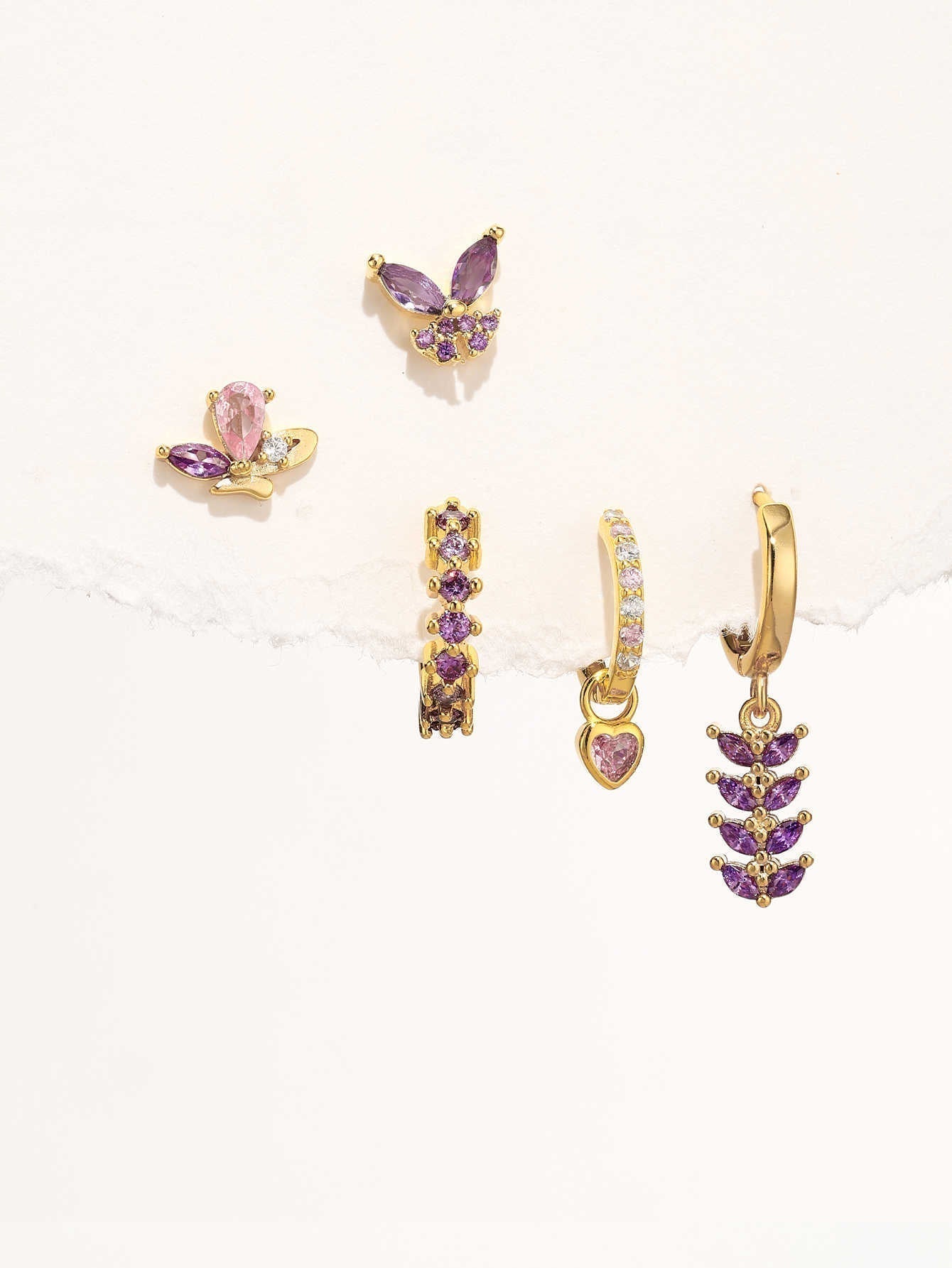 Greta – Delicate gold earrings with a discreet movement.