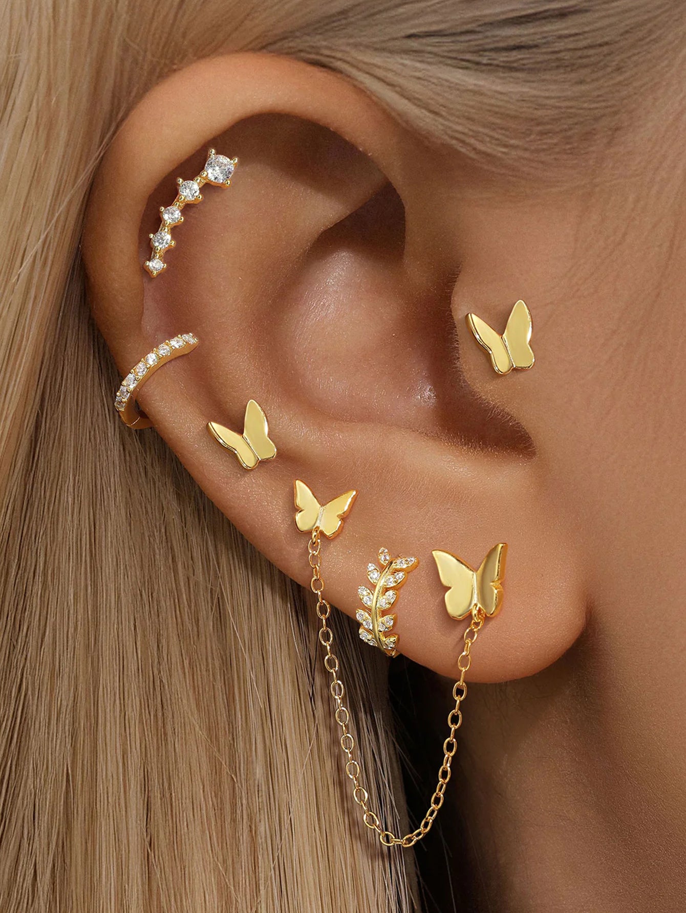 Karolína – Delicately curved gold earrings.