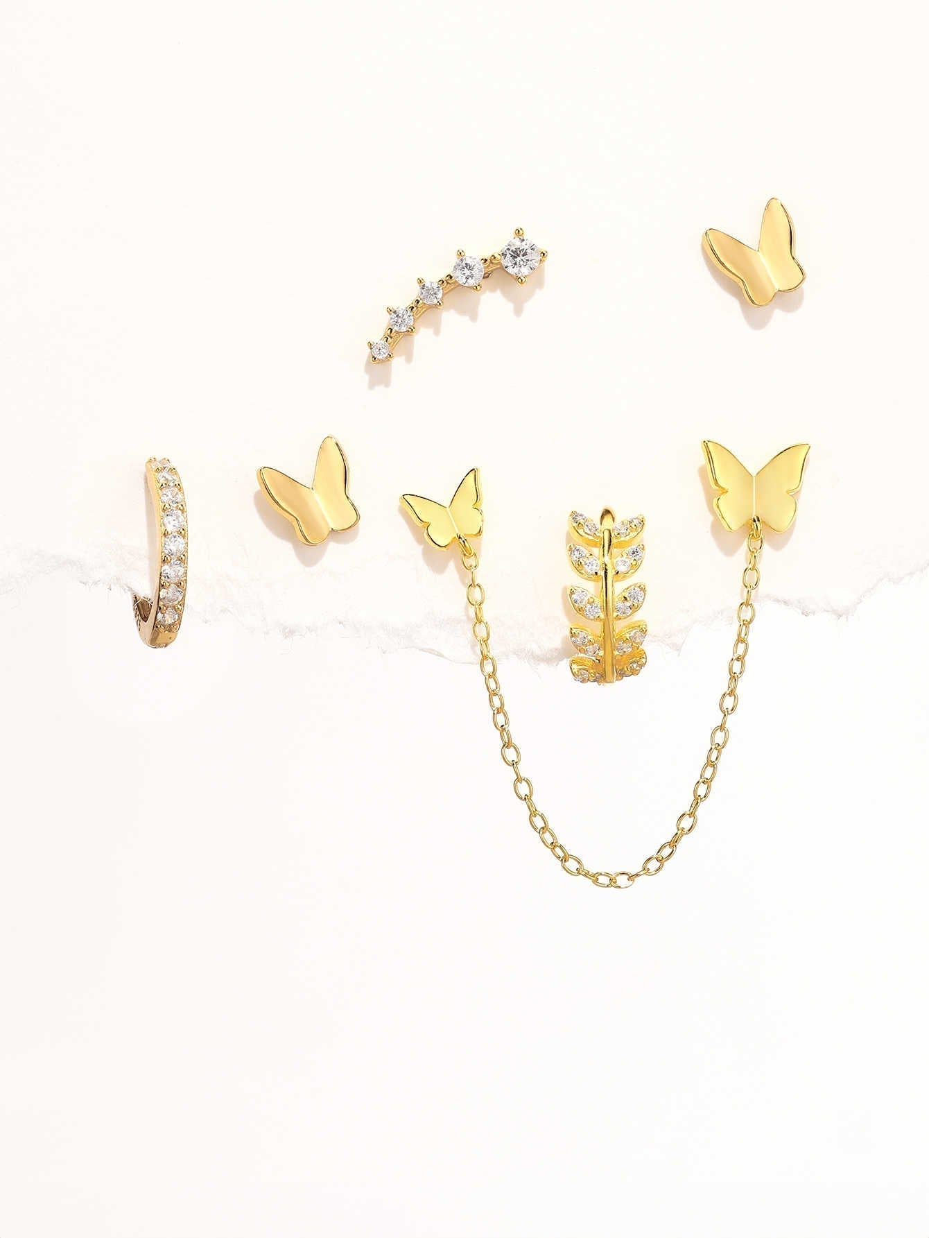 Karolína – Delicately curved gold earrings.