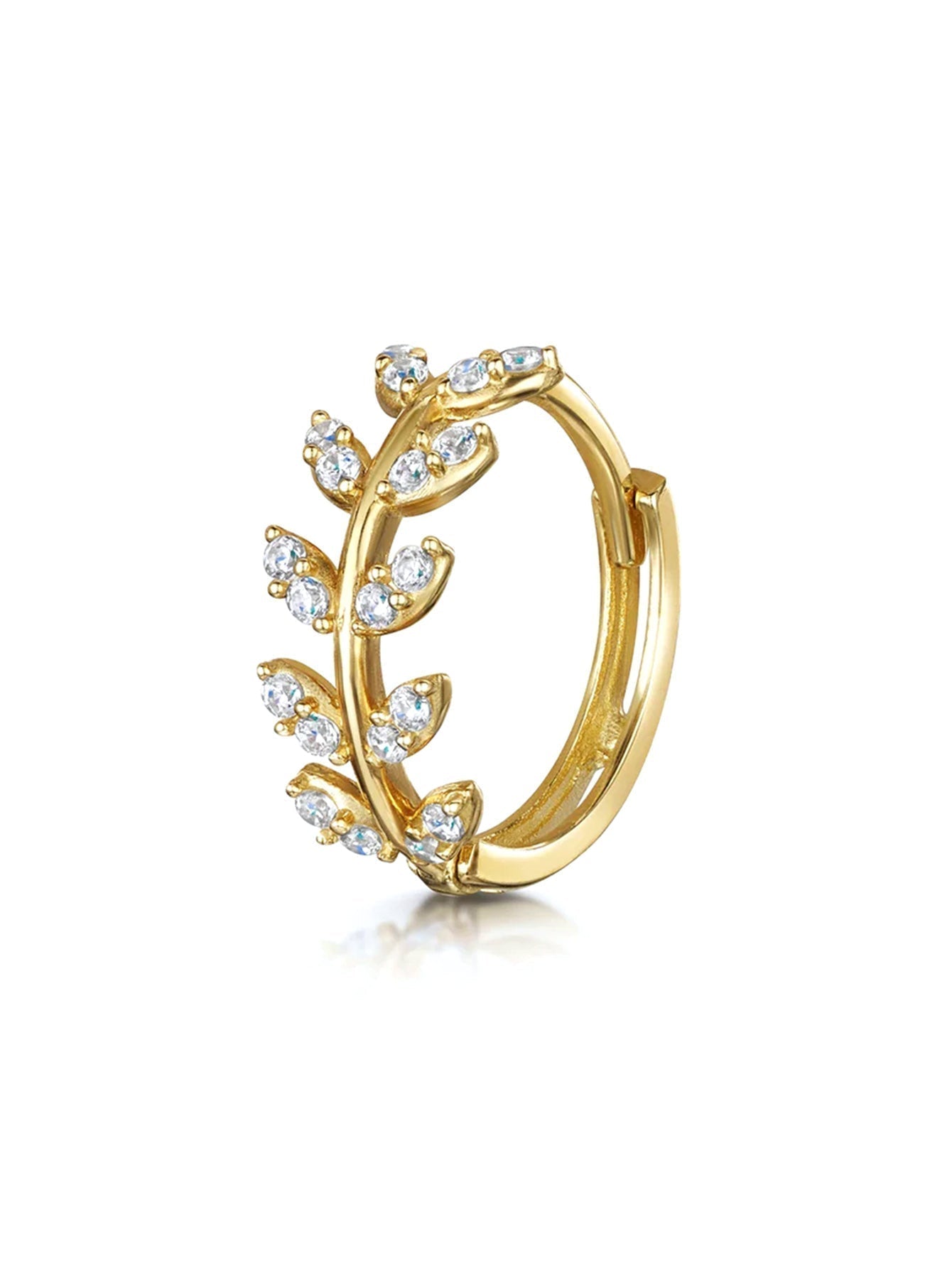 Karolína – Delicately curved gold earrings.